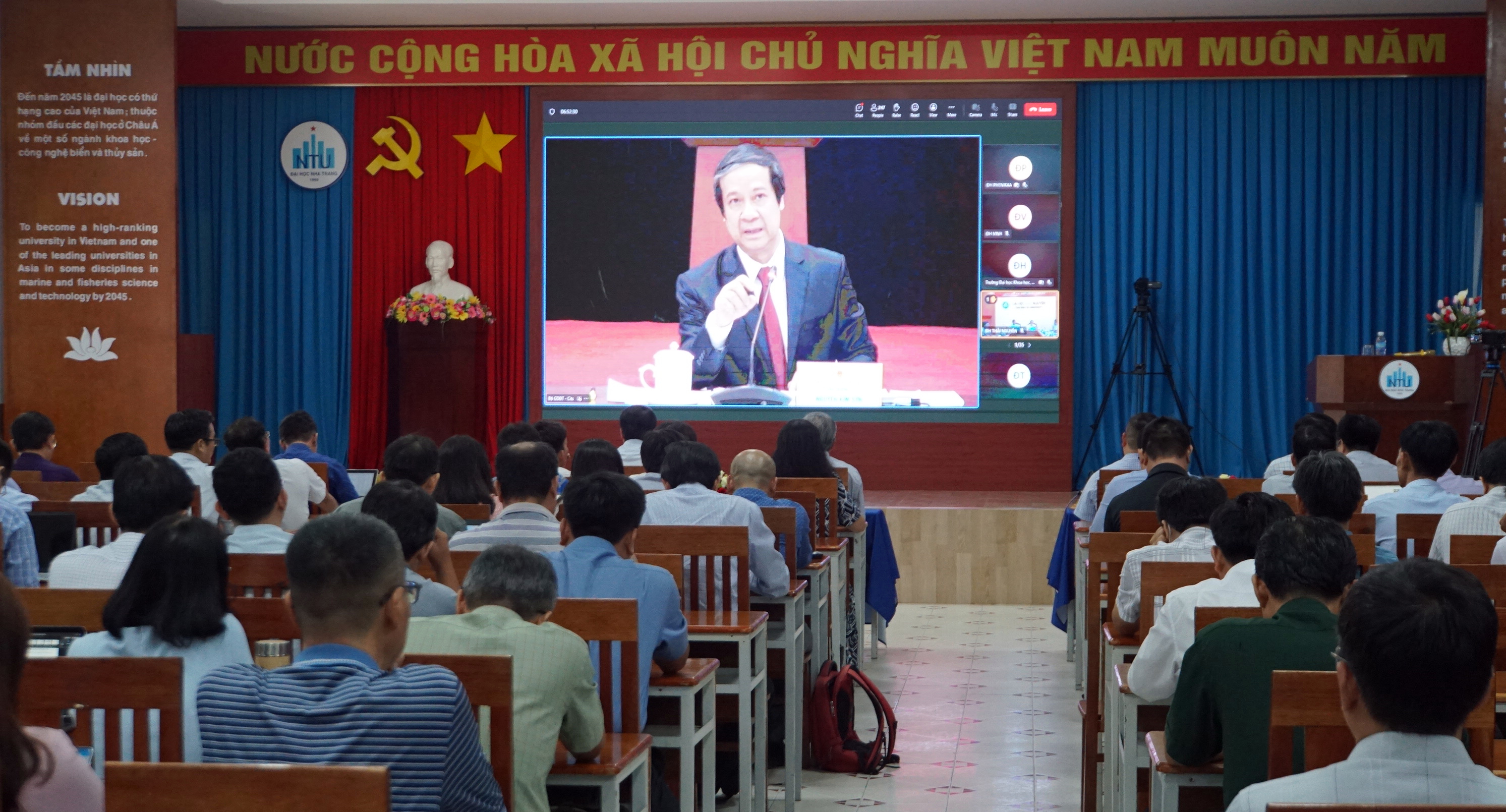 Hơn 100 cán bộ, giảng viên Trường Đại học Nha Trang tham dự sự kiện. Ảnh: Mạnh Tùng.