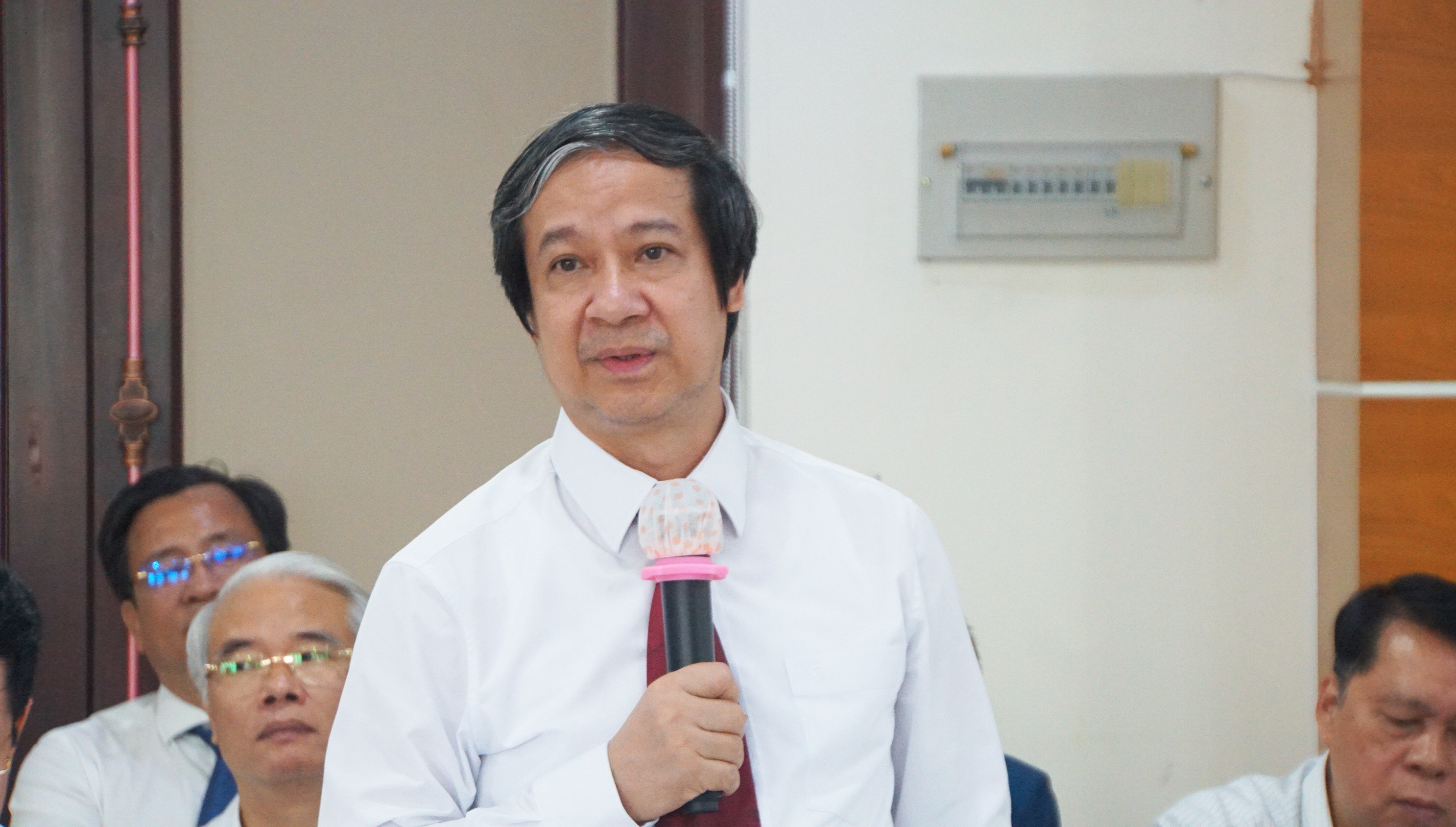 Bộ trưởng Bộ GD&ĐT Nguyễn Kim Sơn trao đổi tại buổi làm việc. Ảnh: Mạnh Tùng Bộ trưởng Bộ GD&ĐT Nguyễn Kim Sơn trao đổi tại buổi làm việc. Ảnh: Mạnh Tùng