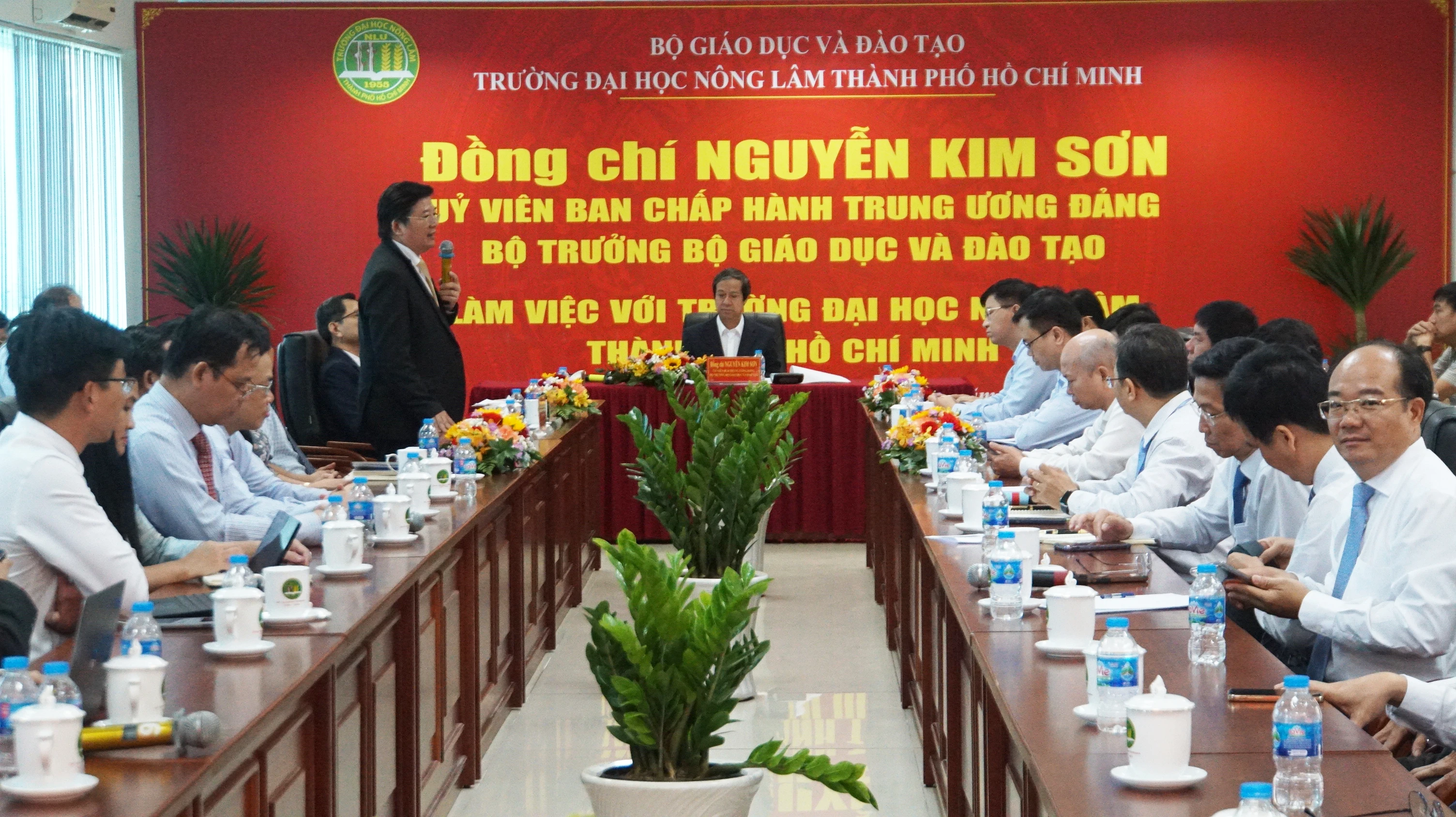 TS Trần Đình Lý, Phó Hiệu trưởng nhà trường báo cáo một số nội dung về hoạt động của trường. Ảnh: Mạnh Tùng