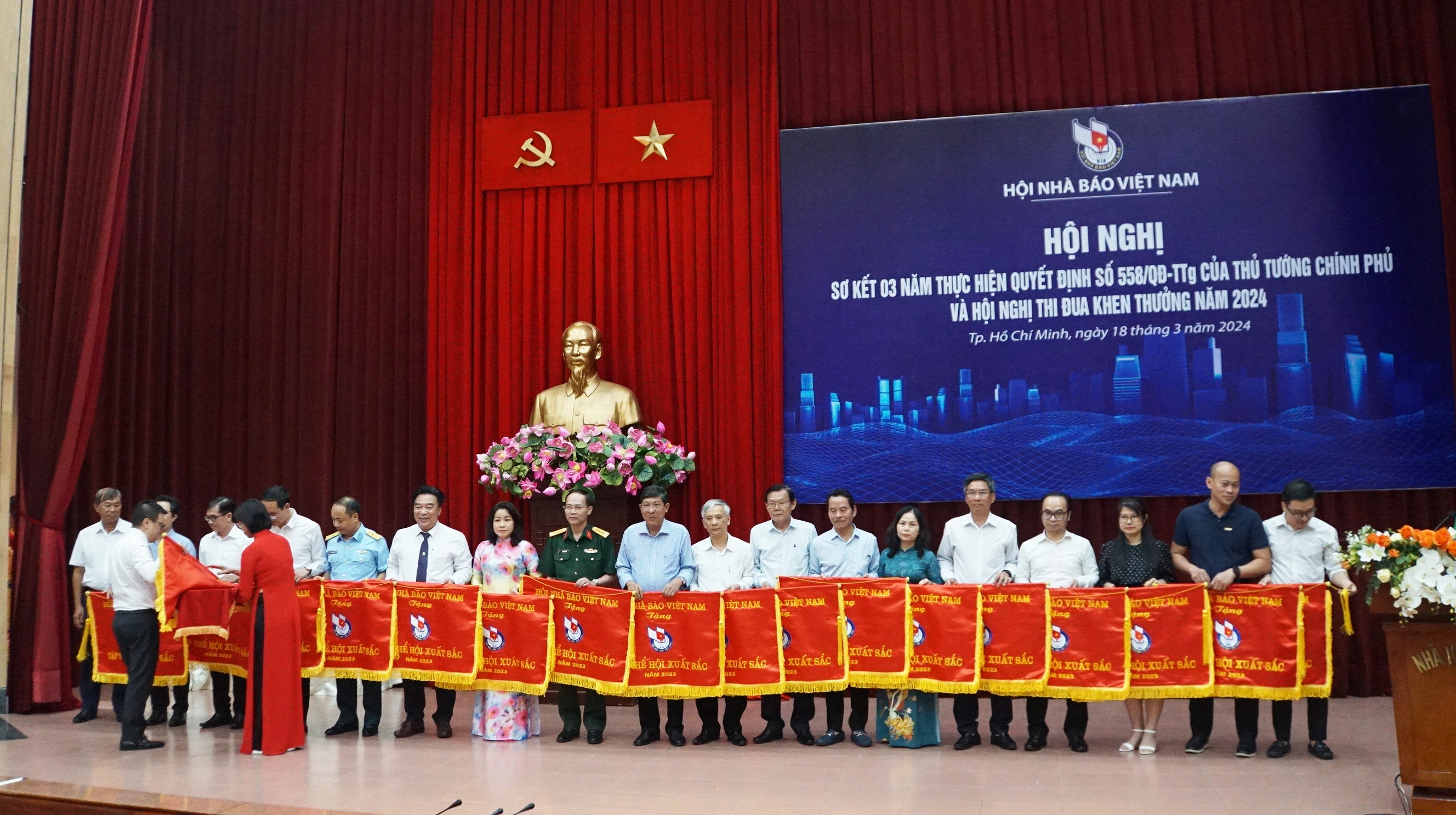 Lãnh đạo Hội Nhà báo Việt Nam trao danh hiệu và cờ thi đua của Hội cho 18 đơn vị. (Ảnh: Mạnh Tùng)