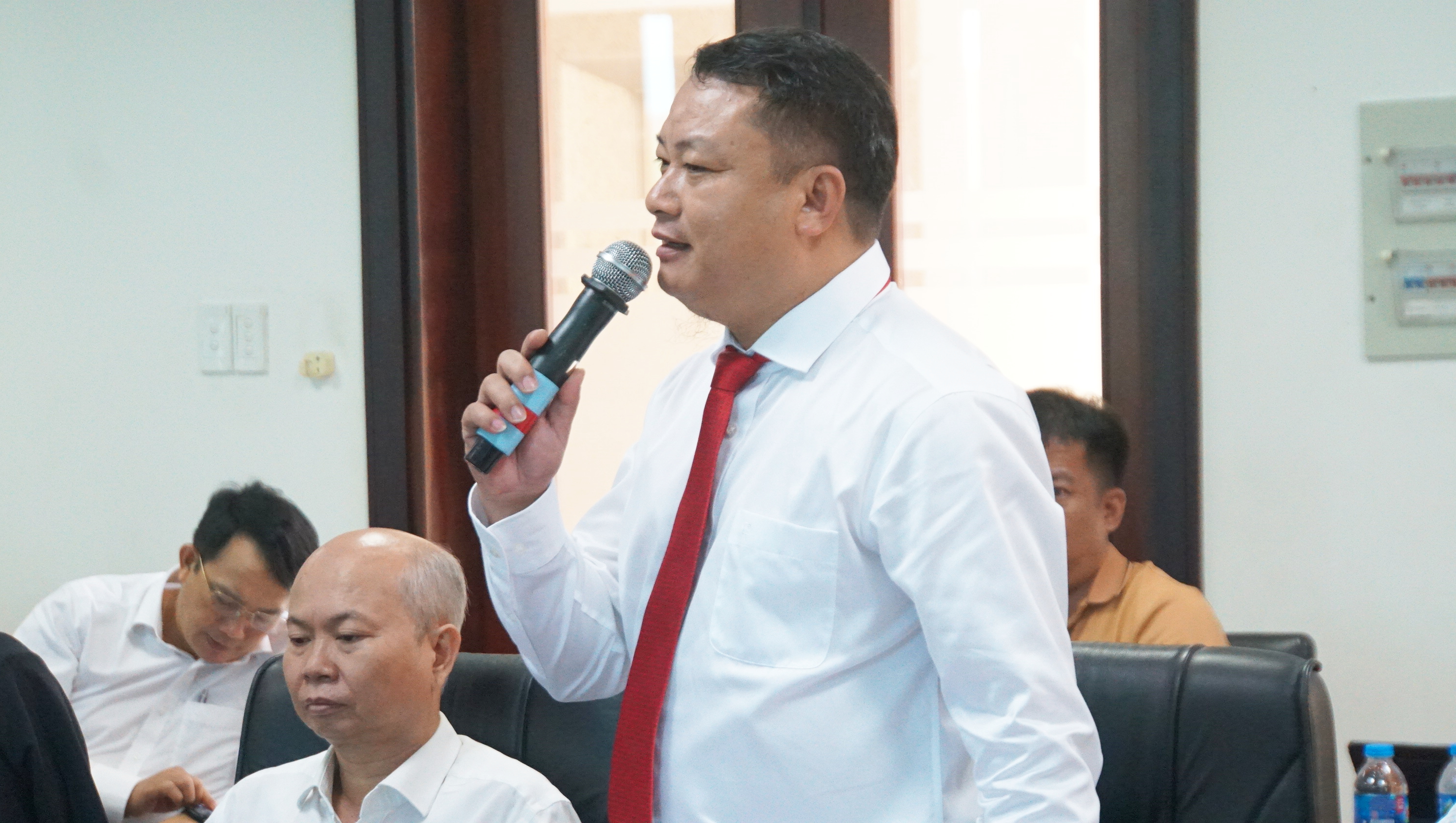 Ông Nguyễn Văn Minh, Trưởng phòng Kế hoạch - Tài chính nhà trường báo cáo với Bộ trưởng về tình hình thu nhập của giảng viên. Ảnh: Mạnh Tùng