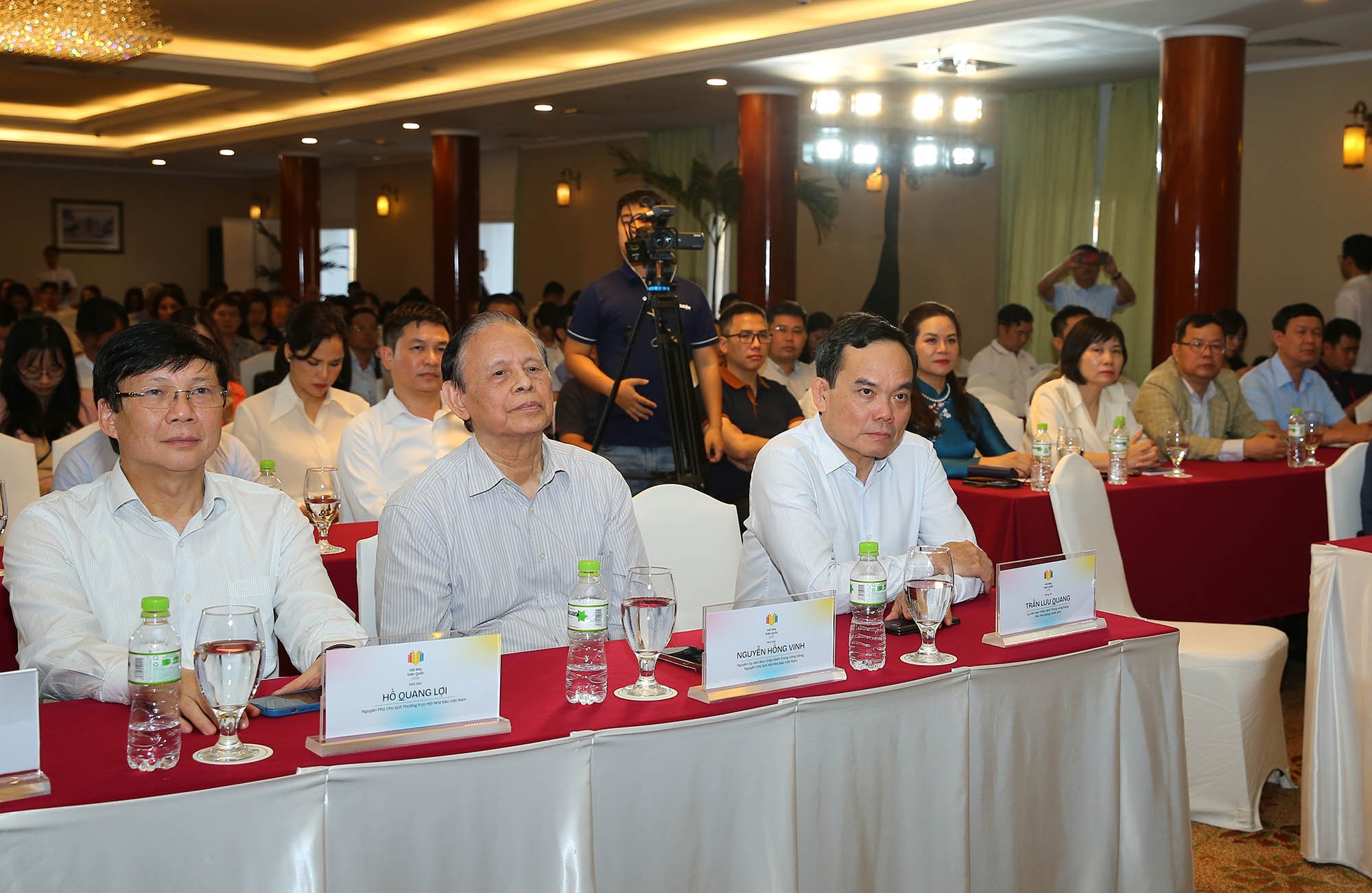 Phó Thủ tướng Trần Lưu Quang (ngoài cùng bên phải, bàn đầu) tham dự lễ bế mạc Diễn đàn Báo chí toàn quốc năm 2024. (Ảnh: H.P) Phó Thủ tướng Trần Lưu Quang (ngoài cùng bên phải, bàn đầu) tham dự lễ bế mạc Diễn đàn Báo chí toàn quốc năm 2024. (Ảnh: H.P)