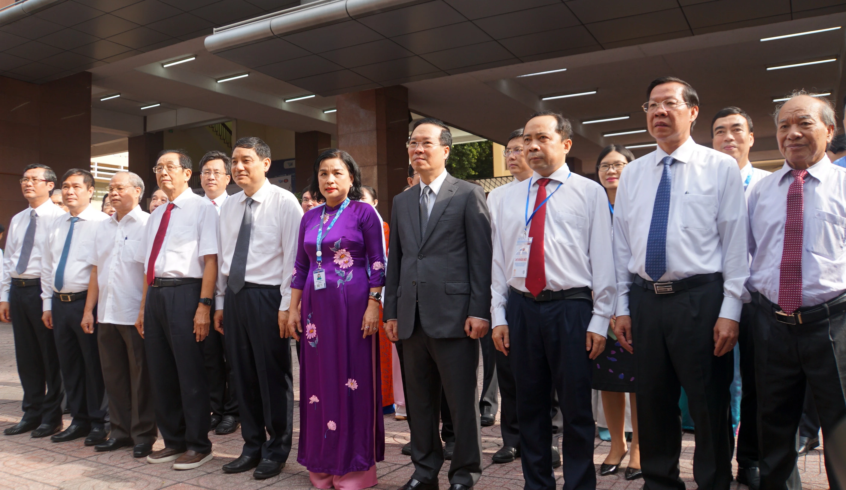 Chủ tịch nước Võ Văn Thưởng và đoàn công tác dâng hoa tại không gian truyền thống Phong trào học sinh, sinh viên Sài Gòn - Gia Định - TPHCM. Ảnh: Mạnh Tùng