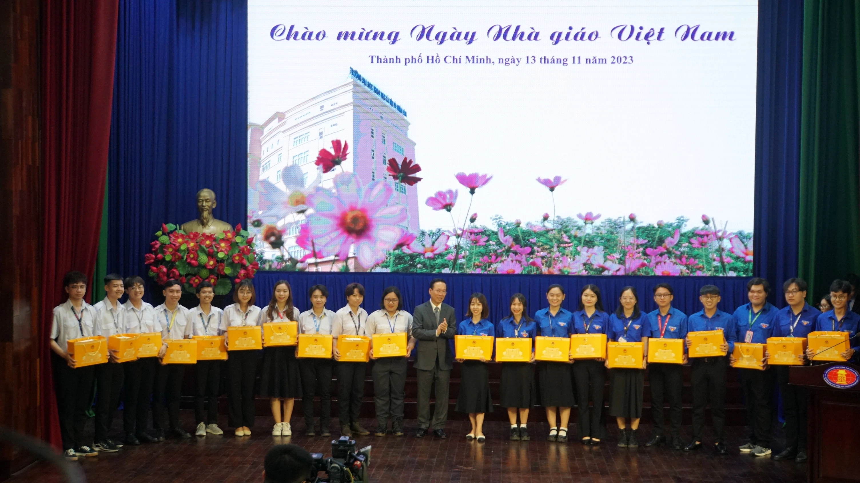 Chủ tịch nước trao học bổng cho các sinh viên tiêu biểu, xuất sắc. Ảnh: Mạnh Tùng