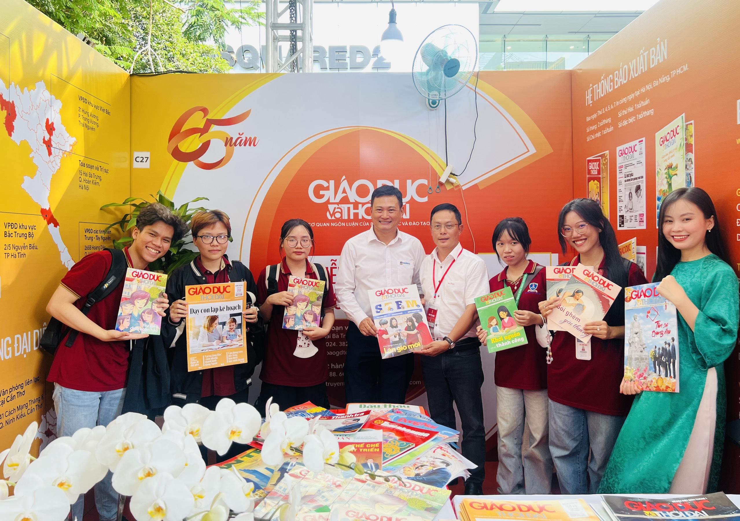 Đoàn sinh viên Trường Đại học Nguyễn Tất Thành tham quan gian hàng Báo Giáo dục và Thời đại. Ảnh: Mạnh Tùng Đoàn sinh viên Trường Đại học Nguyễn Tất Thành tham quan gian hàng Báo Giáo dục và Thời đại. Ảnh: Mạnh Tùng