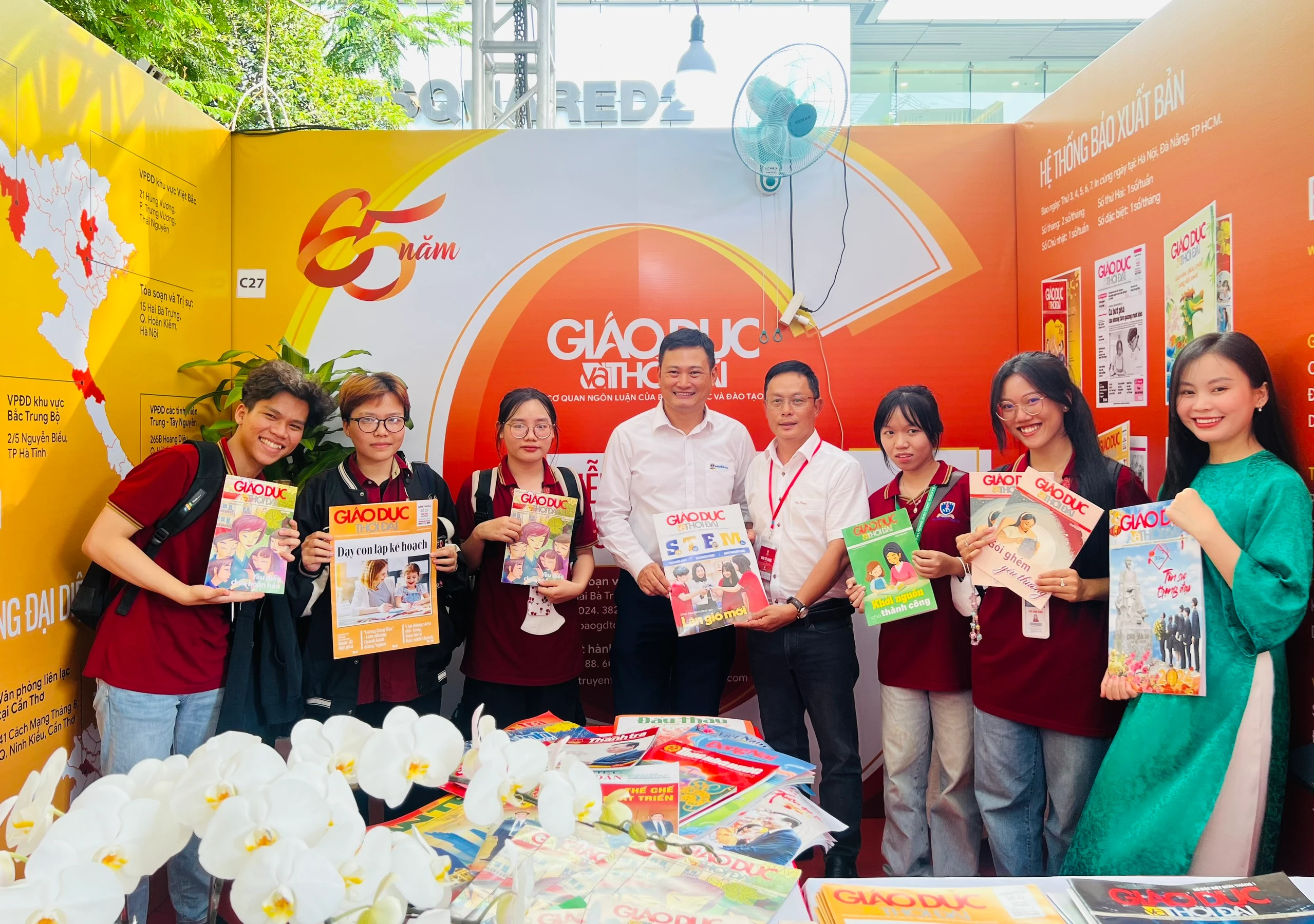 Đoàn sinh viên Trường Đại học Nguyễn Tất Thành tham quan gian hàng Báo Giáo dục và Thời đại. Ảnh: Mạnh Tùng