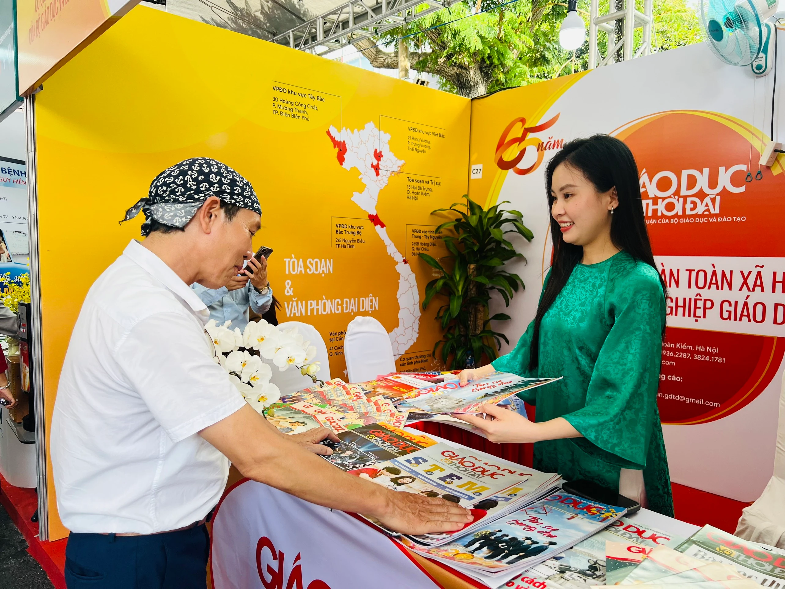 Phóng viên Báo Giáo dục và Thời đại giới thiệu các ấn phẩm của Báo với bạn đọc. Ảnh: A.T