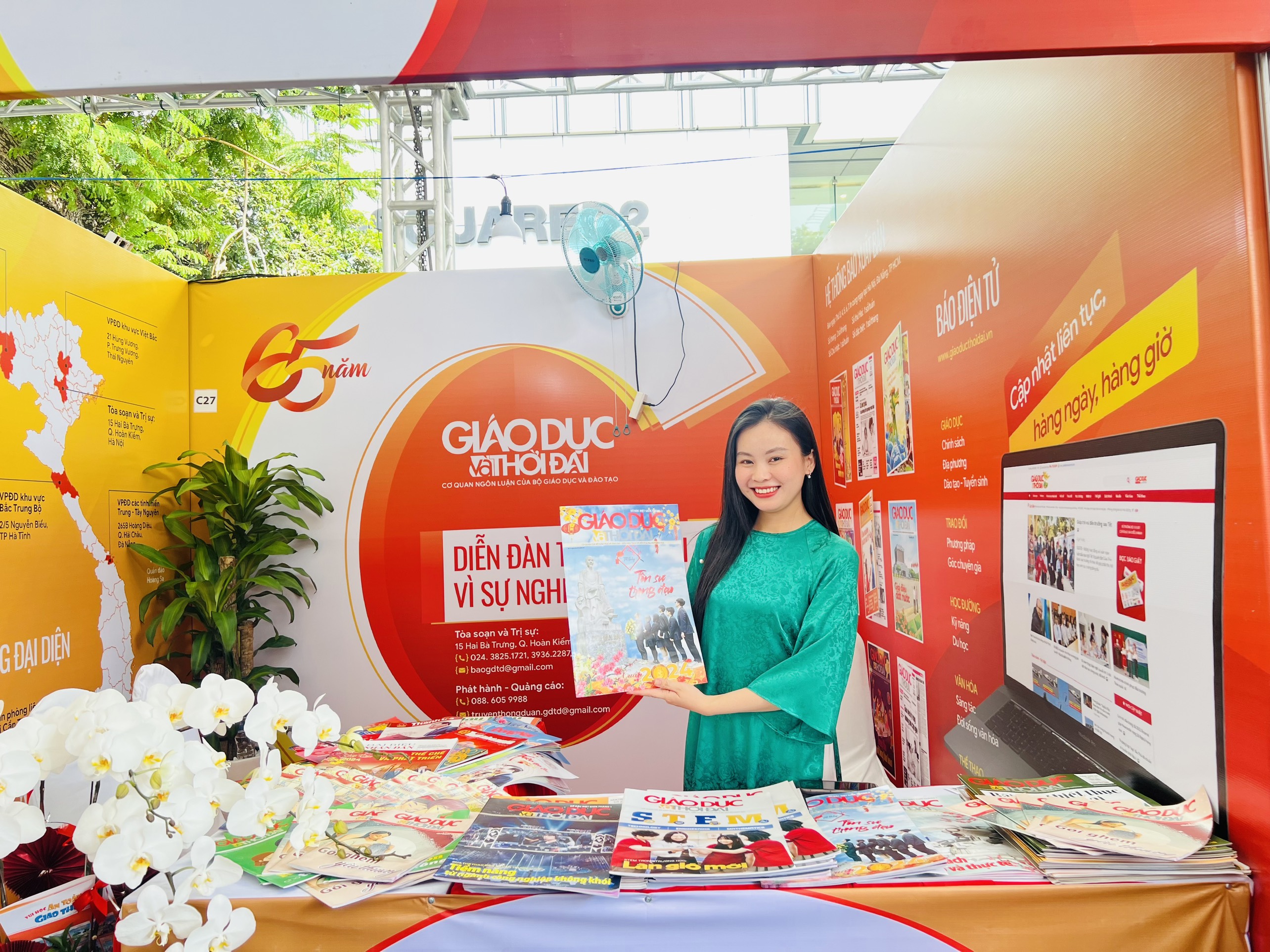 Phóng viên Báo Giáo dục và Thời đại giới thiệu các ấn phẩm của báo. Ảnh: A.T Phóng viên Báo Giáo dục và Thời đại giới thiệu các ấn phẩm của báo. Ảnh: A.T