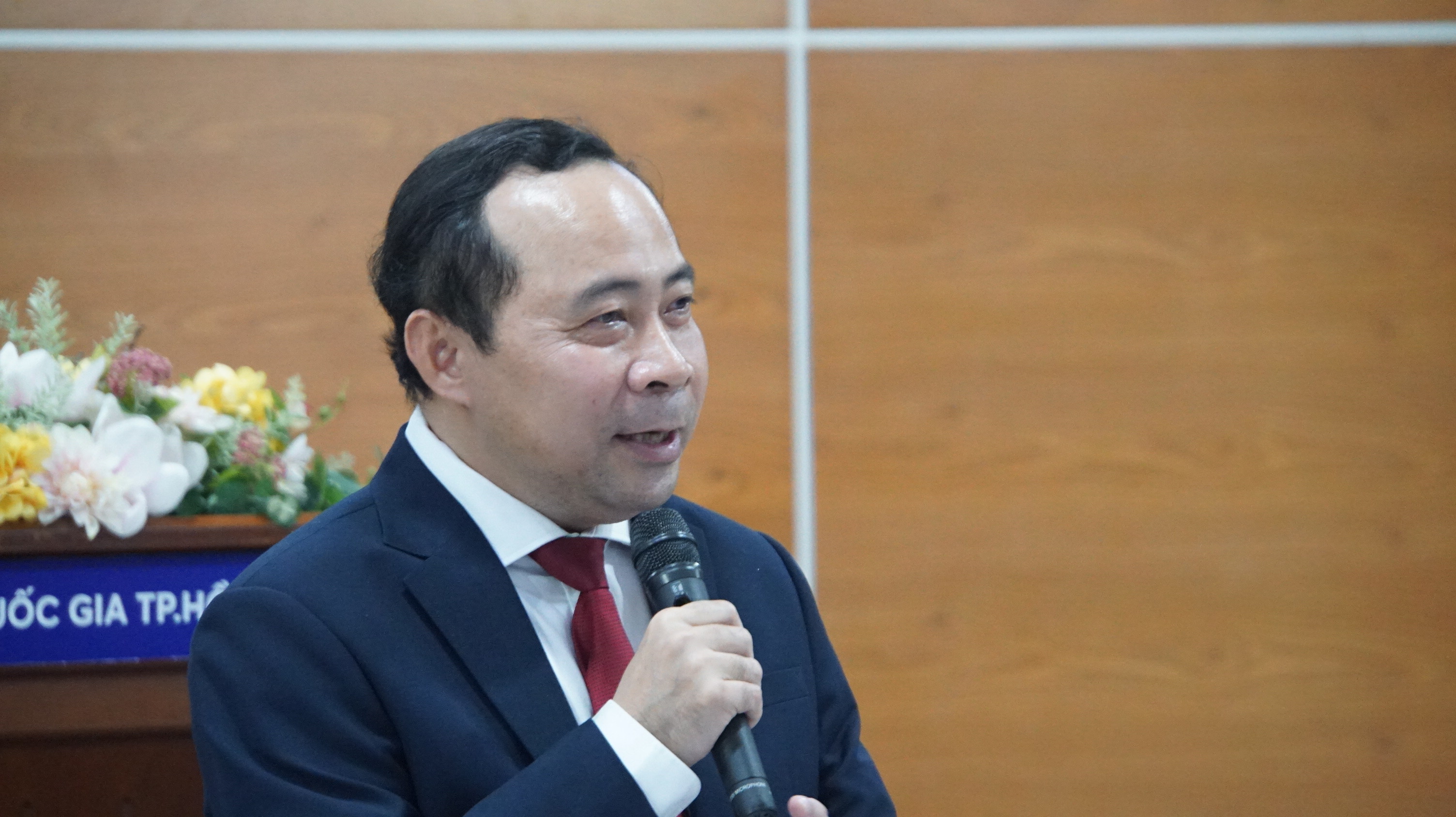 PGS.TS Vũ Hải Quân, Giám đốc Đại học Quốc gia TPHCM nêu các kiến nghị với Thủ tướng. Ảnh: Mạnh Tùng