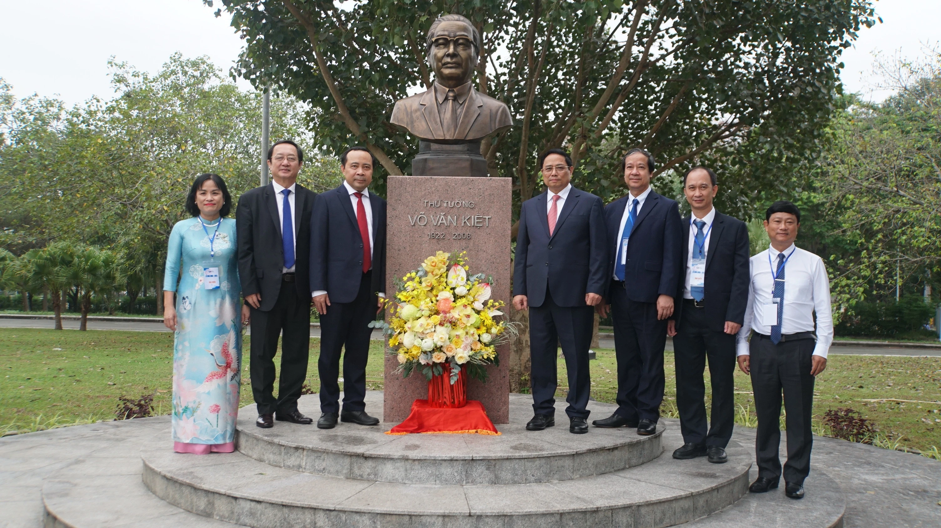 Thủ tướng Phạm Minh Chính và đoàn đại biểu chụp ảnh lưu niệm bên tượng Cố Thủ tướng Võ Văn Kiệt trong khuôn viên Đại học Quốc gia TPHCM. Ảnh: Mạnh Tùng