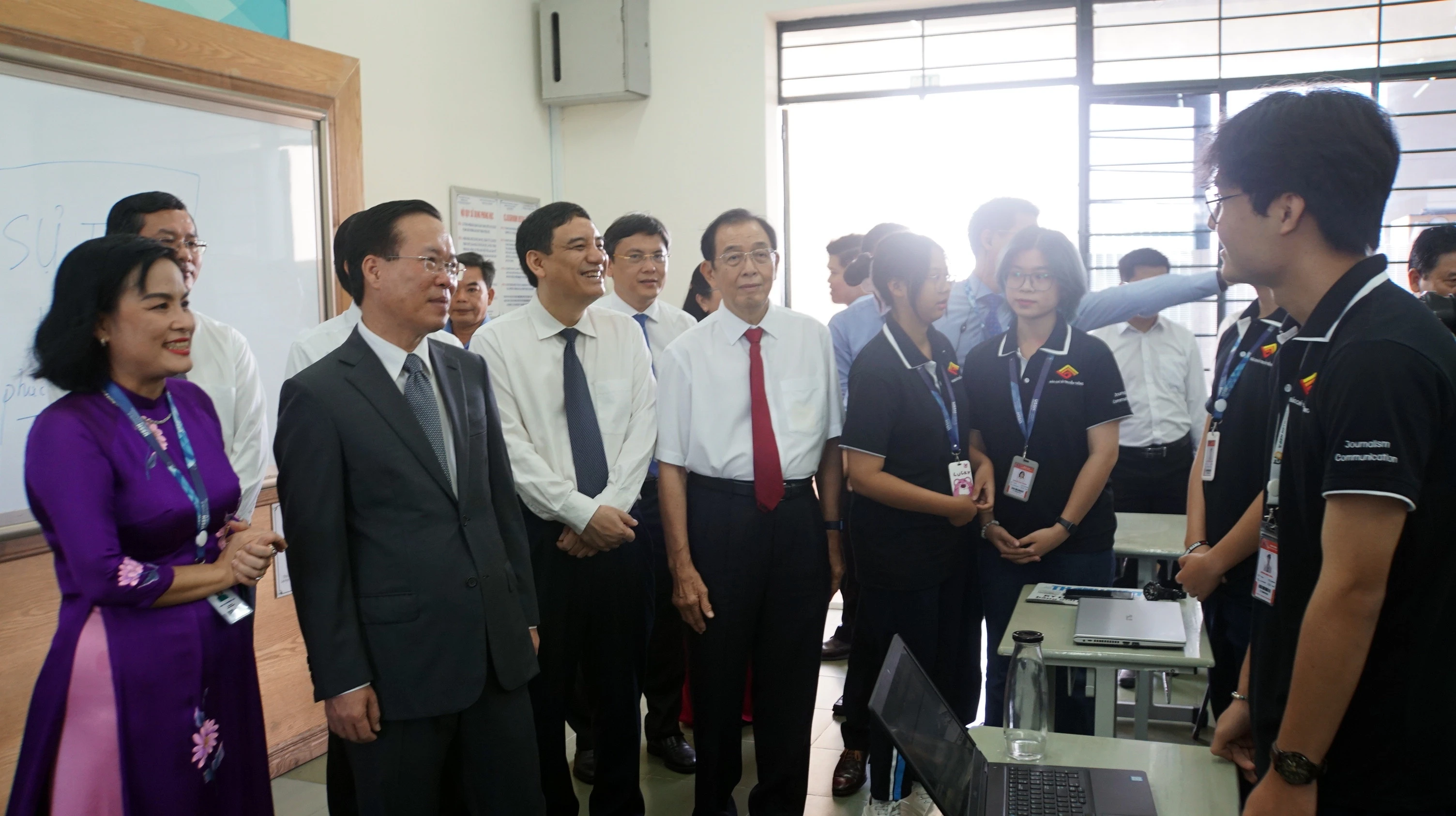 Chủ tịch nước Võ Văn Thưởng thăm và trao đổi với giảng viên, sinh viên Khoa Báo chí và Truyền thông. Ảnh: Mạnh Tùng