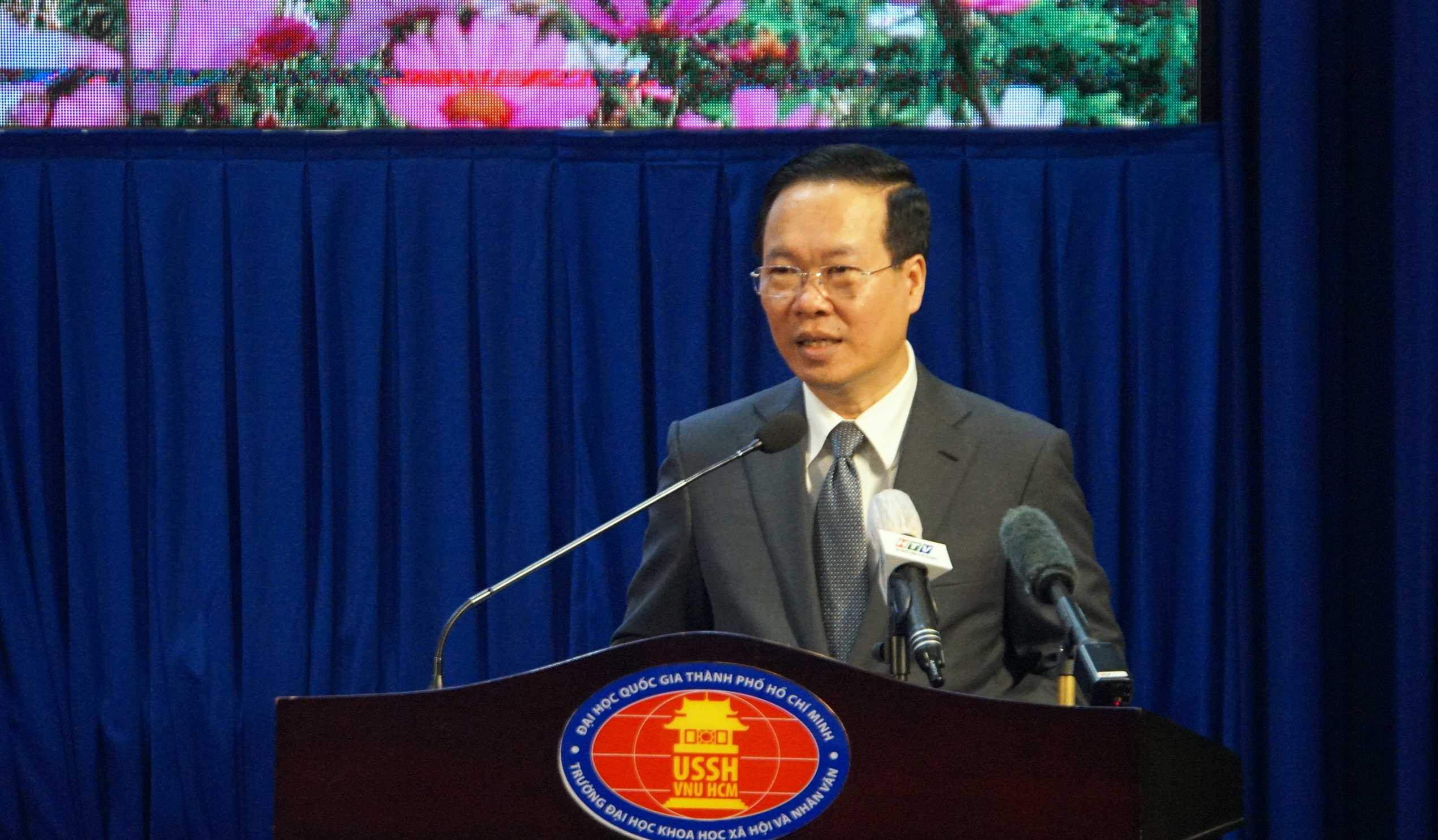 Chủ tịch nước Võ Văn Thưởng nói chuyện với cán bộ, giảng viên, sinh viên Trường Đại học Khoa học Xã hội và Nhân văn. Ảnh: Mạnh Tùng Chủ tịch nước Võ Văn Thưởng nói chuyện với cán bộ, giảng viên, sinh viên Trường Đại học Khoa học Xã hội và Nhân văn. Ảnh: Mạnh Tùng