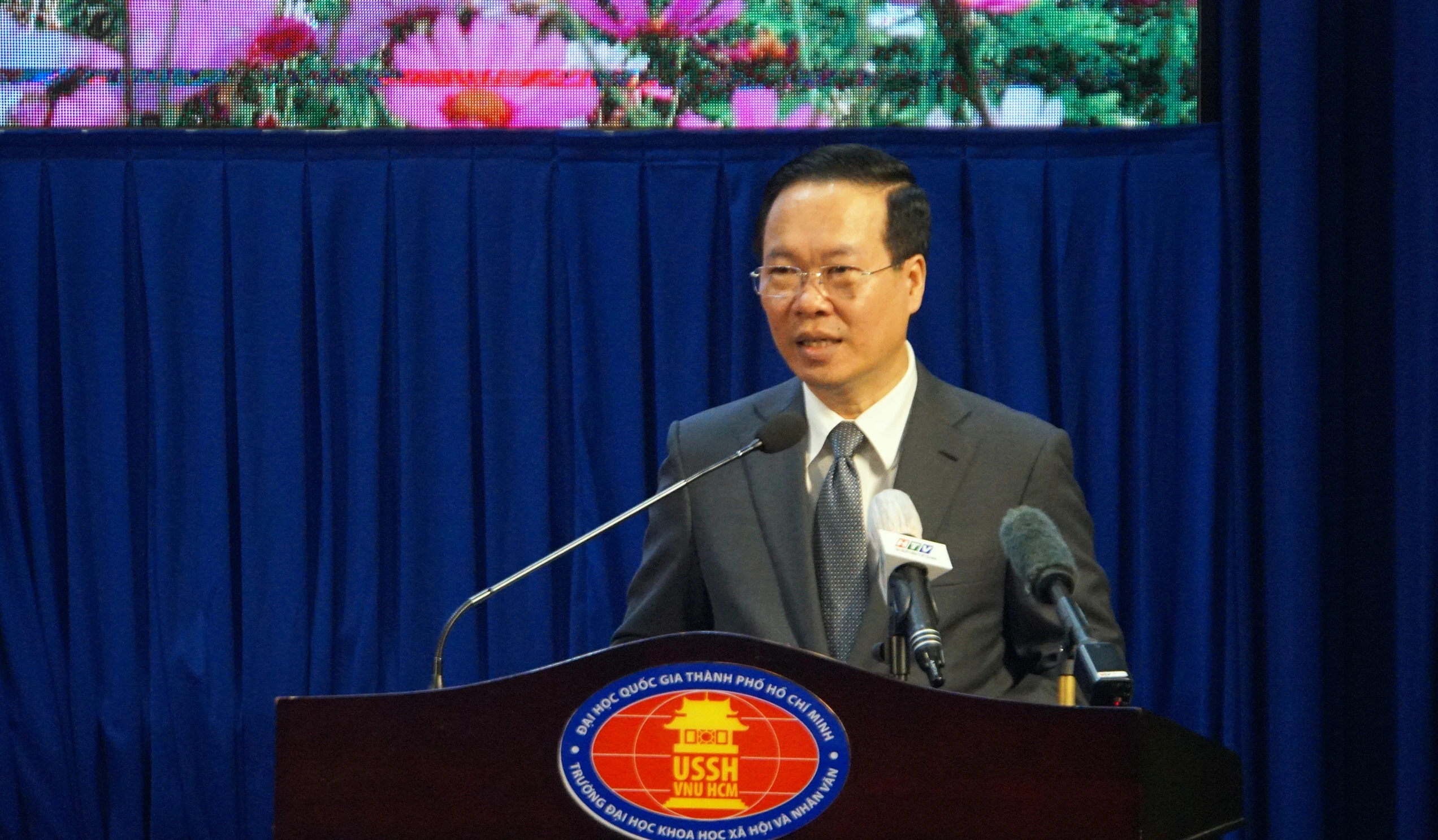 Chủ tịch nước Võ Văn Thưởng nói chuyện với cán bộ, giảng viên, sinh viên Trường Đại học Khoa học Xã hội và Nhân văn. Ảnh: Mạnh Tùng