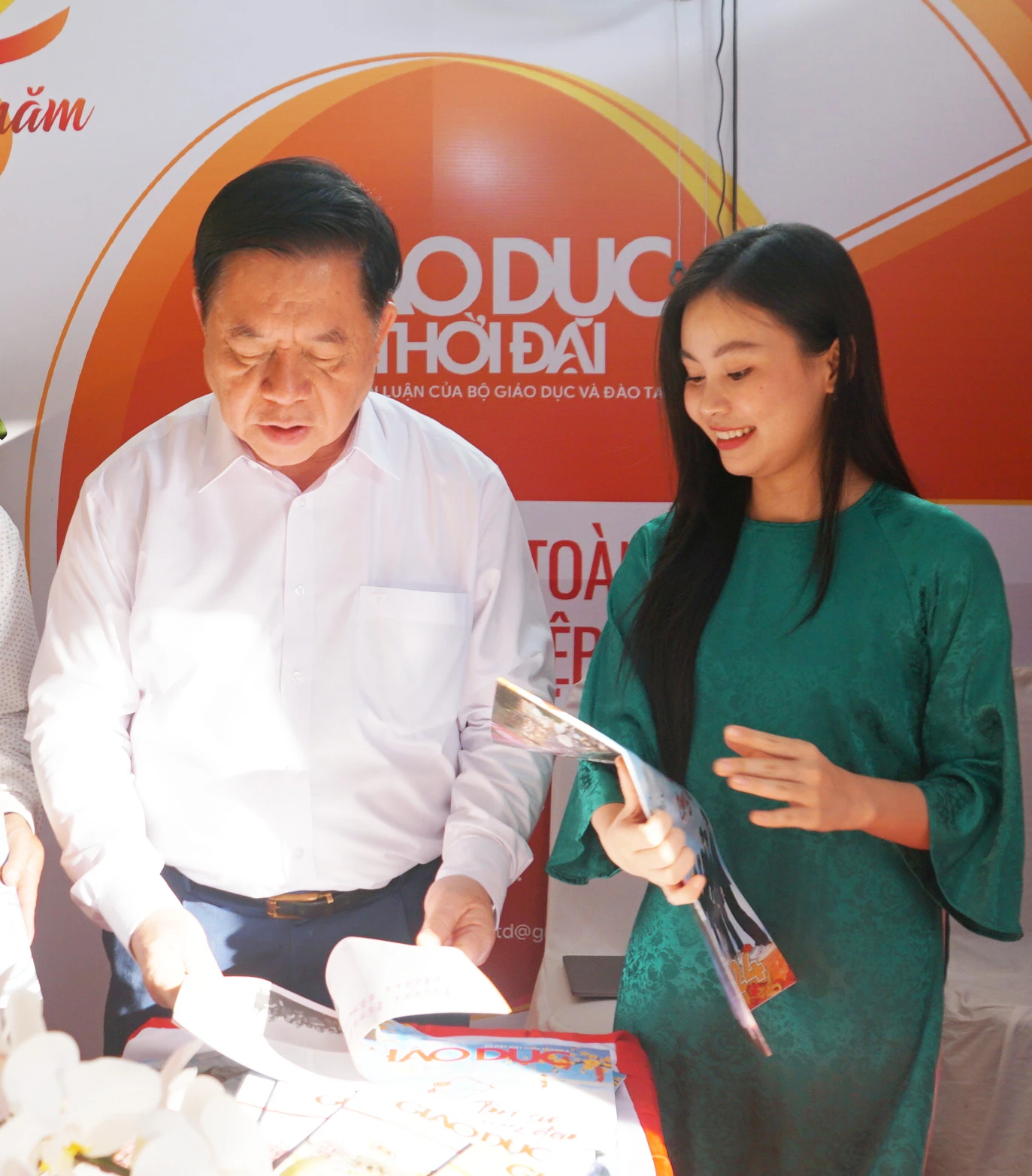 Ông Nguyễn Trọng Nghĩa xem một số ấn phẩm của Báo Giáo dục và Thời đại. Ảnh: Mạnh Tùng