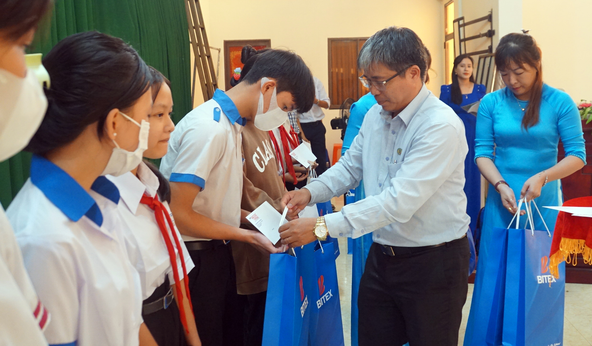 Ông Nguyễn Văn Nghiêm, Phó Trưởng phòng Công tác sinh viên, Trường Đại học Đồng Tháp trao quà cho học sinh. Ảnh: Mạnh Tùng Ông Nguyễn Văn Nghiêm, Phó Trưởng phòng Công tác sinh viên, Trường Đại học Đồng Tháp trao quà cho học sinh. Ảnh: Mạnh Tùng