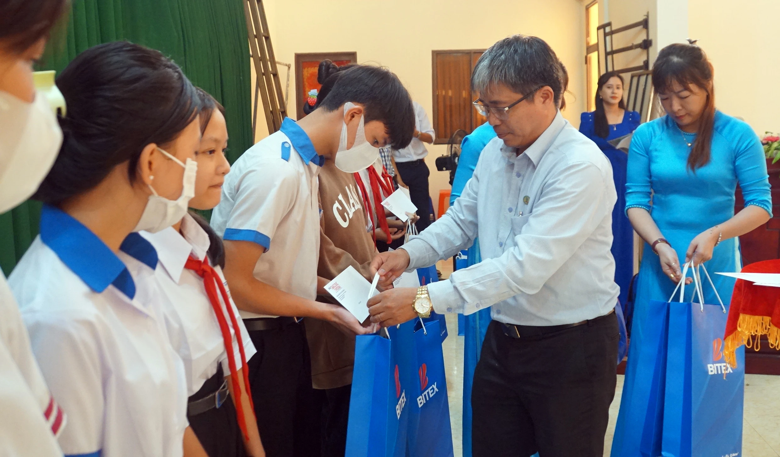 Ông Nguyễn Văn Nghiêm, Phó Trưởng phòng Công tác sinh viên, Trường Đại học Đồng Tháp trao quà cho học sinh. Ảnh: Mạnh Tùng