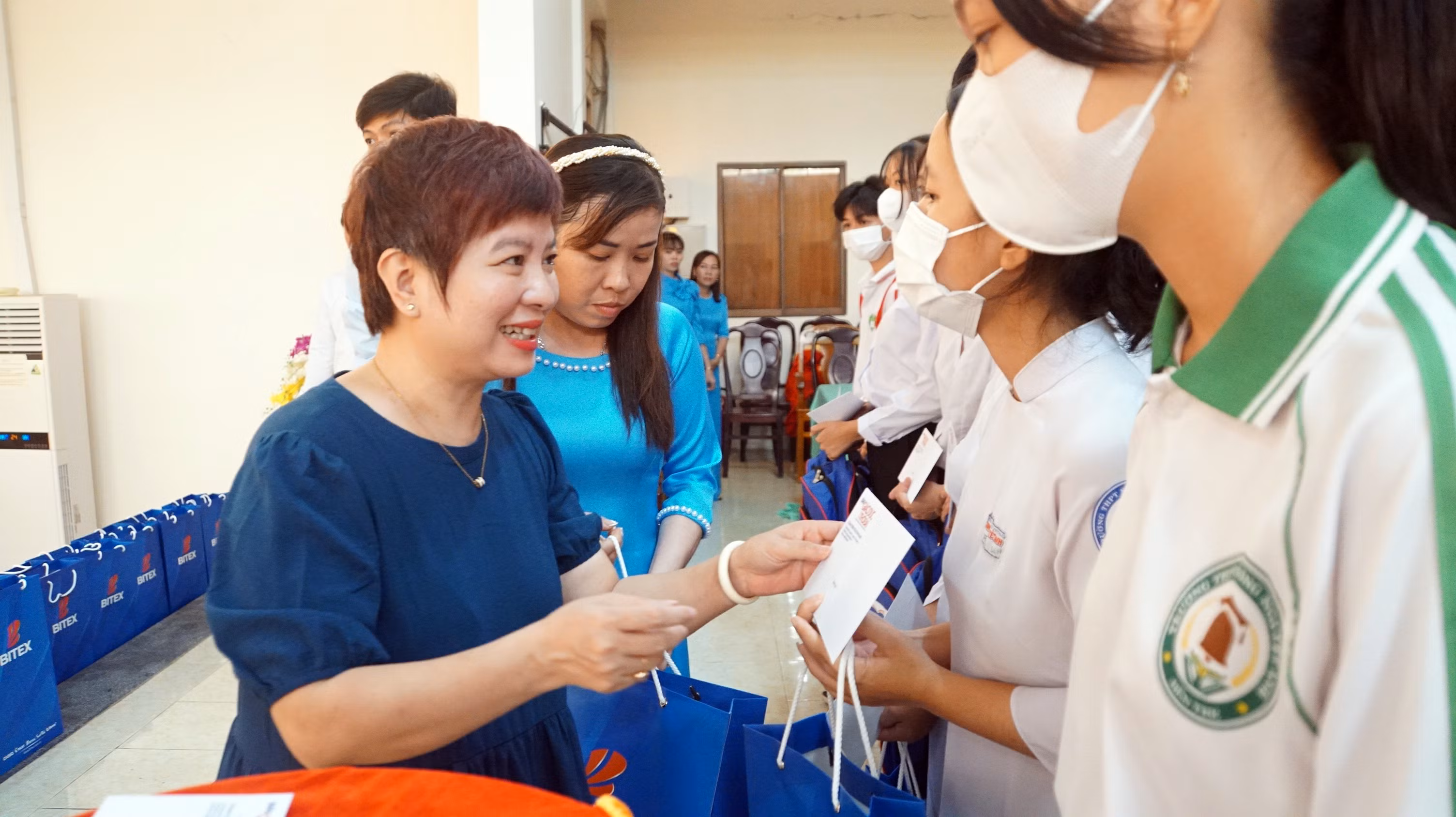 Nhà báo Dương Thị Thanh Hương, Phó Tổng biên tập Báo Giáo dục và Thời đại trao quà và học bổng cho học sinh. Ảnh: Mạnh Tùng