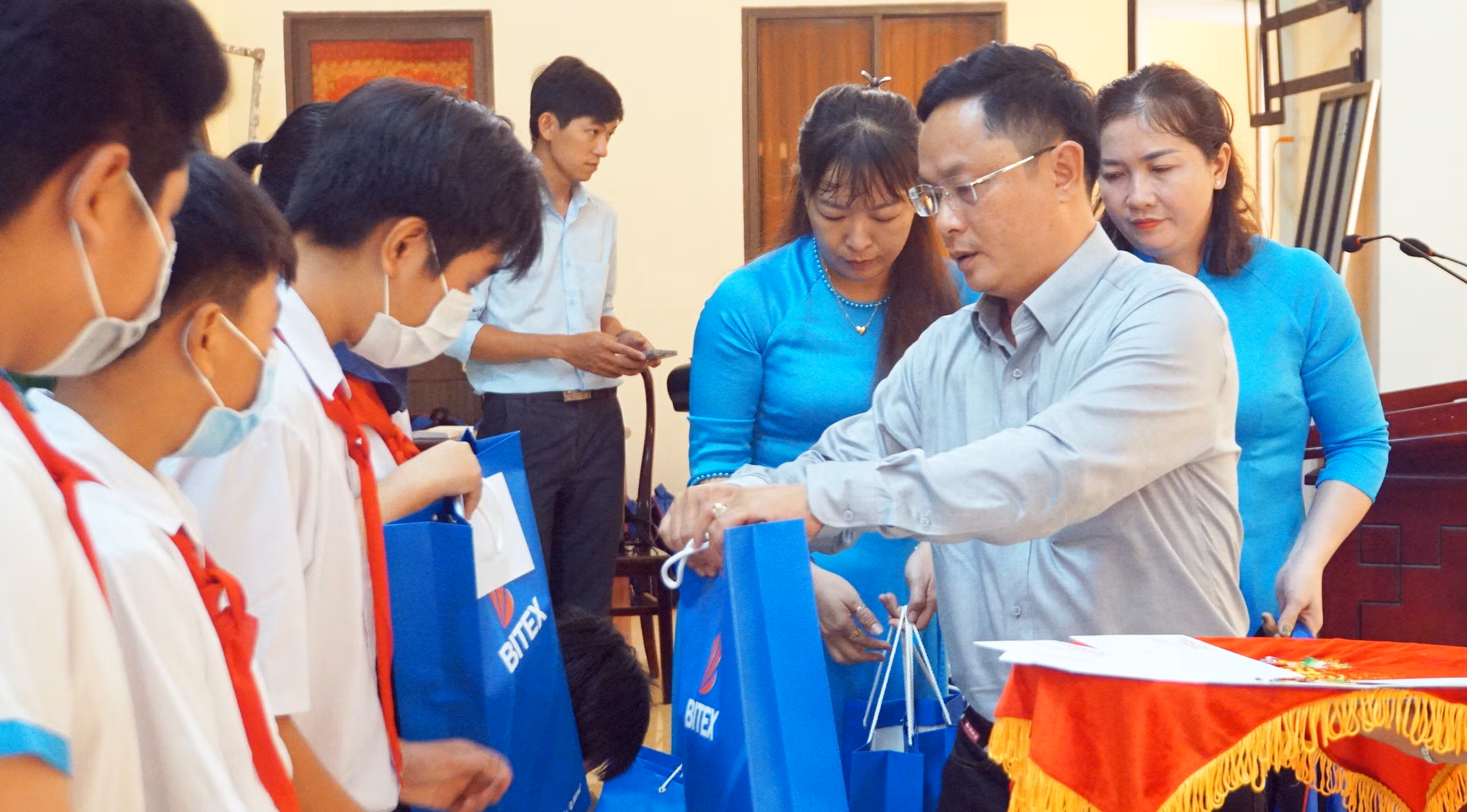 Ông Nguyễn Anh Tú, Phó Trưởng cơ quan Thường trú Báo Giáo dục và Thời đại tại TPHCM trao quà cho học sinh. Ảnh: Mạnh Tùng