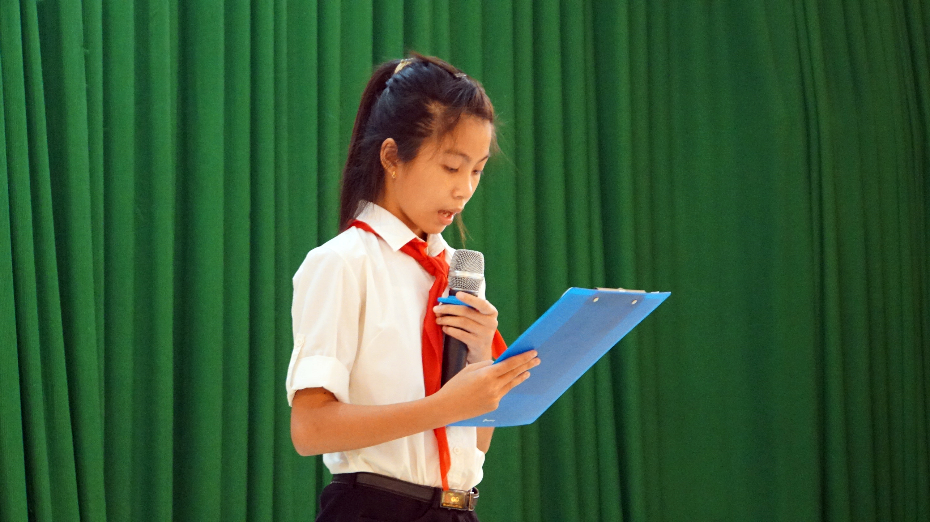 Trịnh Lê Quỳnh Thương, học sinh lớp 7, Trường THCS Ba Mỹ phát biểu tại buổi lễ. Ảnh: Mạnh Tùng Trịnh Lê Quỳnh Thương, học sinh lớp 7, Trường THCS Ba Mỹ phát biểu tại buổi lễ. Ảnh: Mạnh Tùng