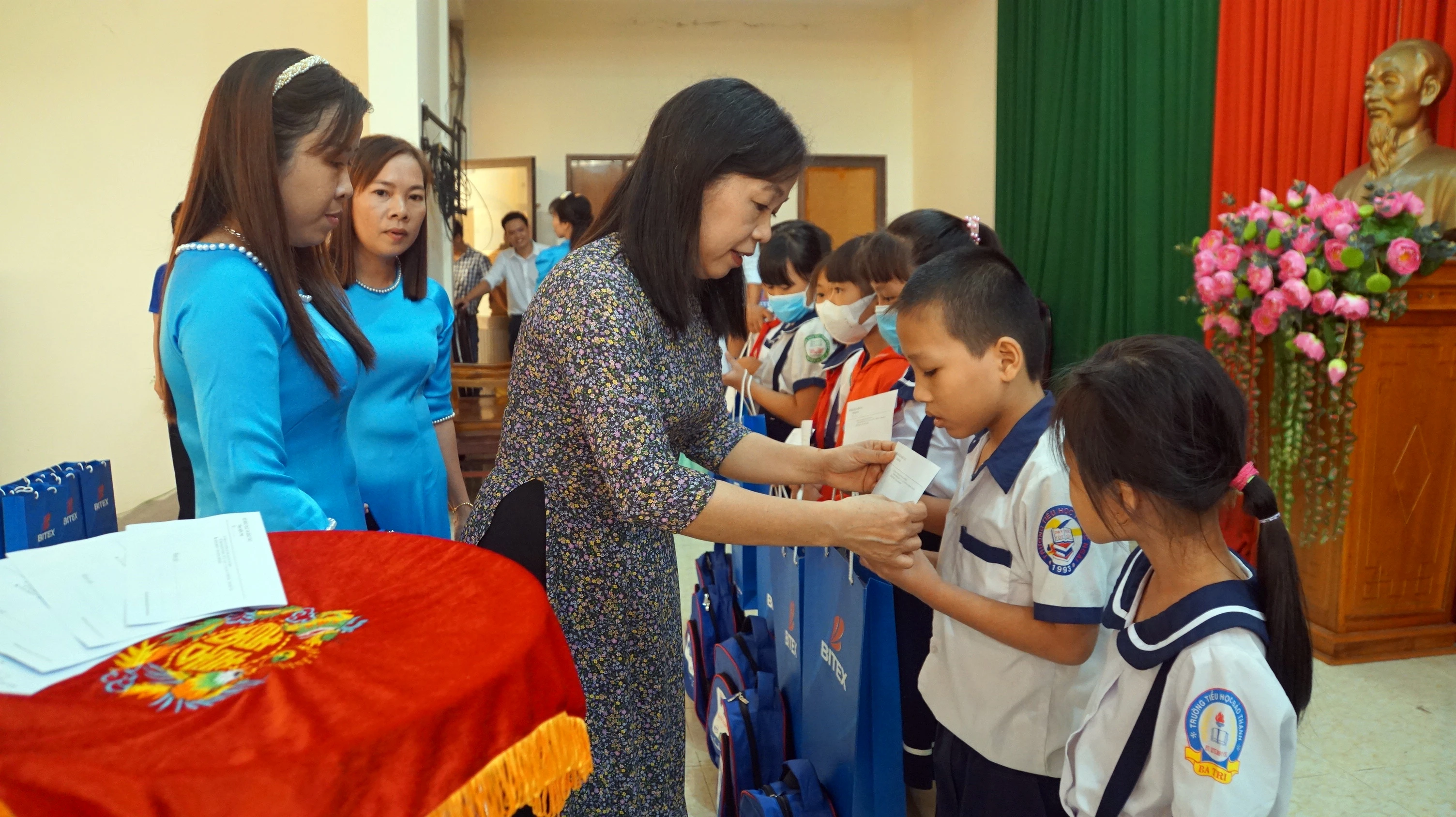 Bà La Thị Thúy, Giám đốc Sở GD&amp;ĐT tỉnh Bến Tre trao học bổng cho học sinh. Ảnh: Mạnh Tùng