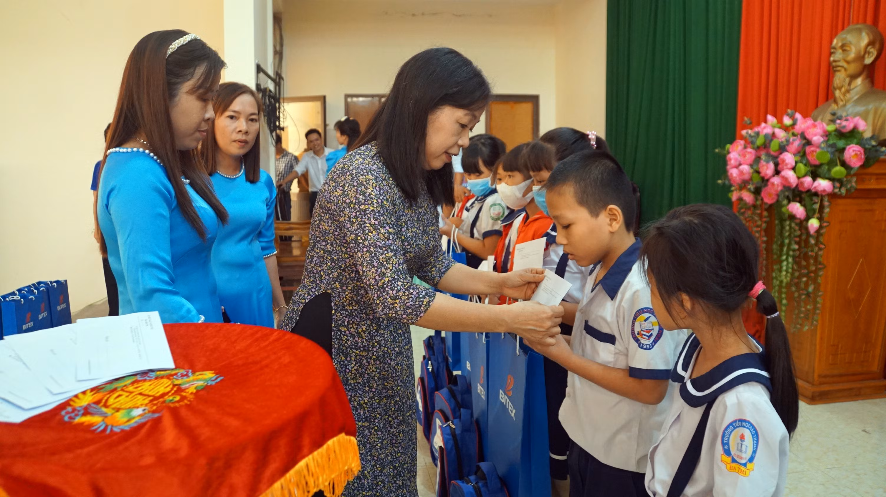 Bà La Thị Thúy, Giám đốc Sở GD&amp;ĐT tỉnh Bến Tre trao học bổng cho học sinh. Ảnh: Mạnh Tùng