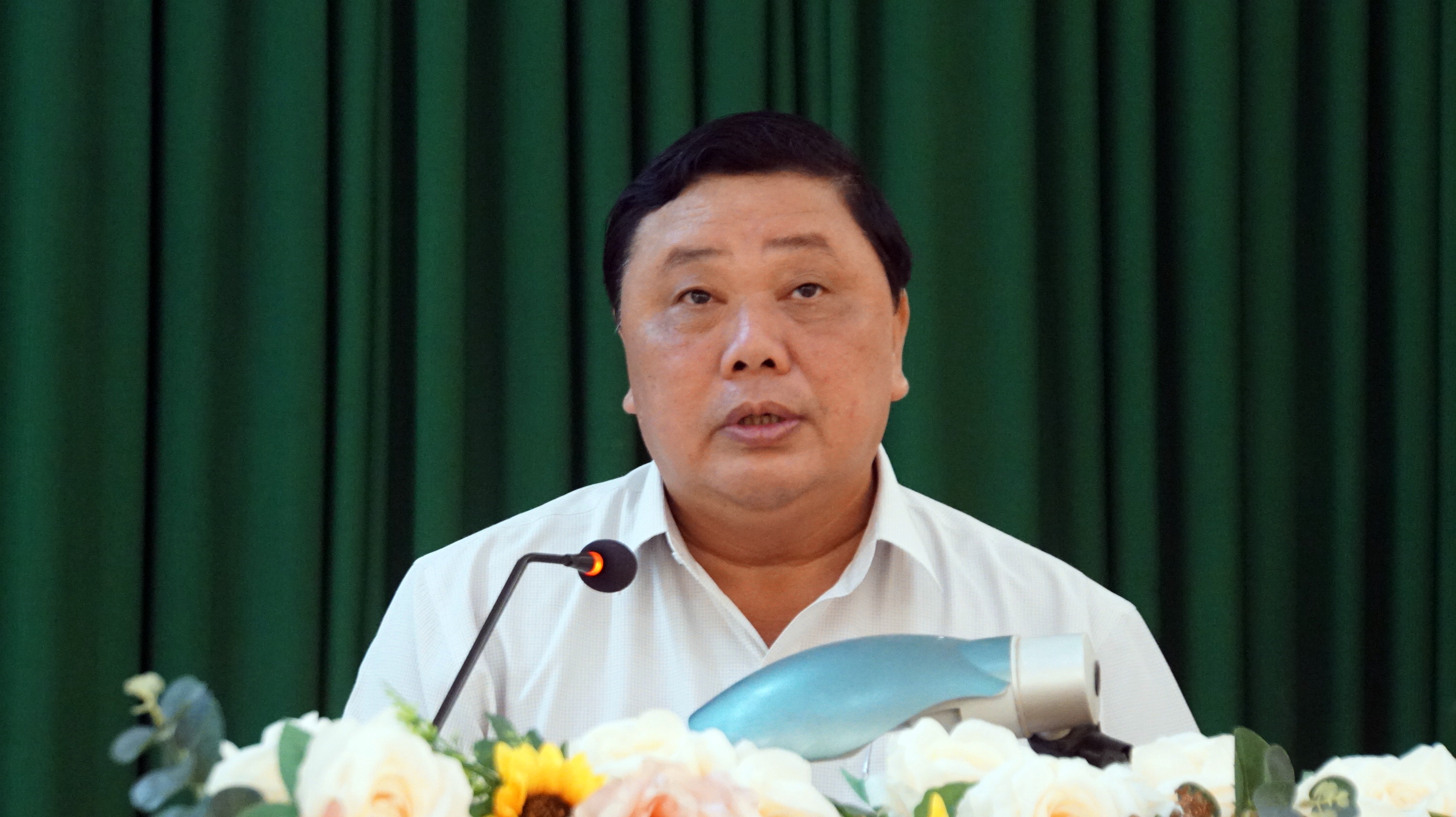 Ông Trần Văn Hoàng, Phó Chủ tịch UBND huyện Ba Tri phát biểu. Ảnh: Mạnh Tùng Ông Trần Văn Hoàng, Phó Chủ tịch UBND huyện Ba Tri phát biểu. Ảnh: Mạnh Tùng