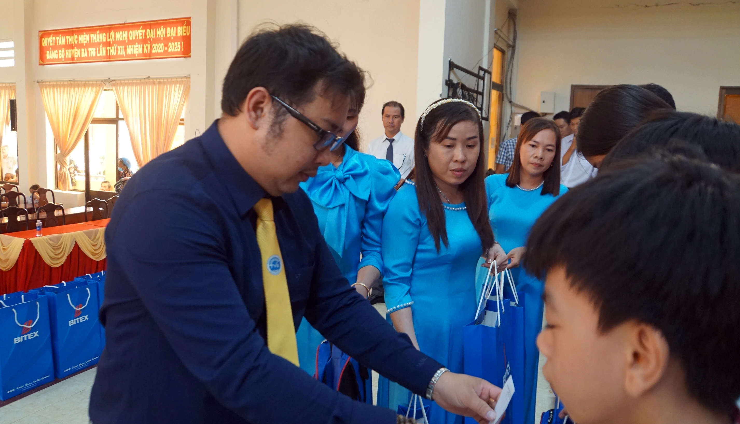 Ông Đỗ Quốc Vinh, đại diện Trường Đại học Trà Vinh, trao học bổng cho học sinh. Ảnh: Mạnh Tùng