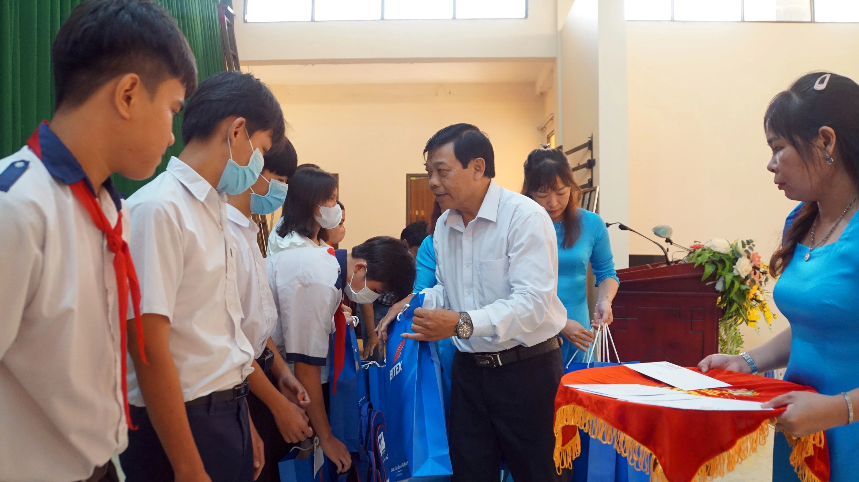 Ông Phan Văn Liêm, đại diện Công ty Cổ phần Xuất nhập khẩu Bình Tây (BITEX) trao quà cho học sinh nghèo, học giỏi. Ảnh: Mạnh Tùng