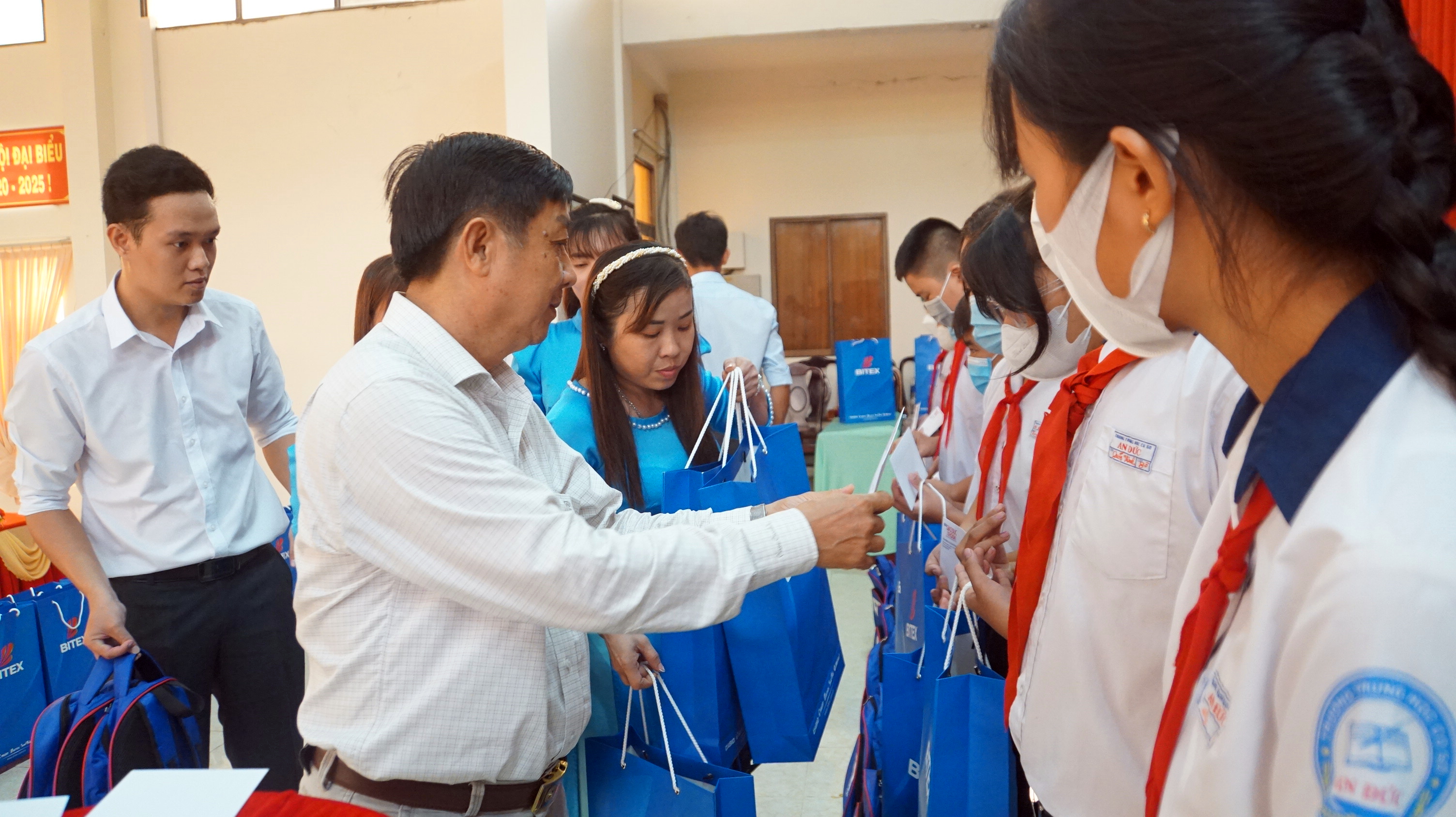 Ông Phan Văn Lâm, Trưởng phòng GD&ĐT huyện Ba Tri trao quà và học bổng. Ảnh: Mạnh Tùng Ông Phan Văn Lâm, Trưởng phòng GD&ĐT huyện Ba Tri trao quà và học bổng. Ảnh: Mạnh Tùng