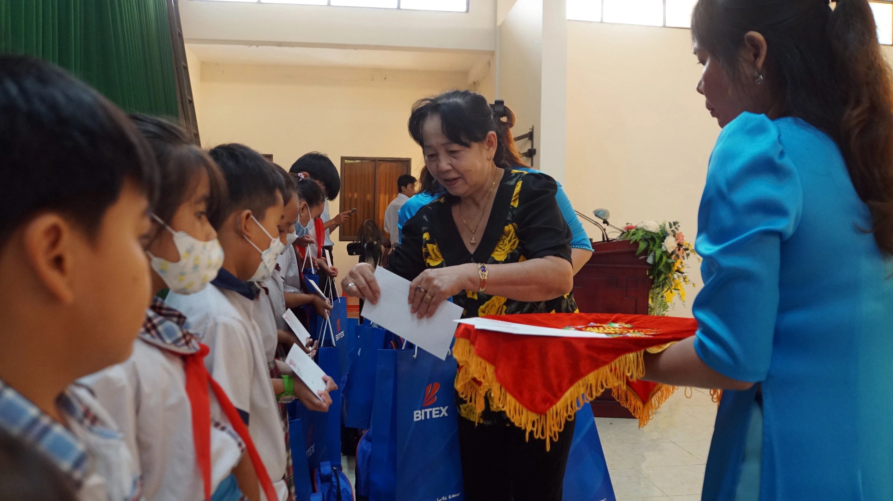 Bà Nguyễn Thị Si, Phó Chủ tịch Hội Khuyến học huyện Ba Tri trao học bổng. Ảnh: Mạnh Tùng