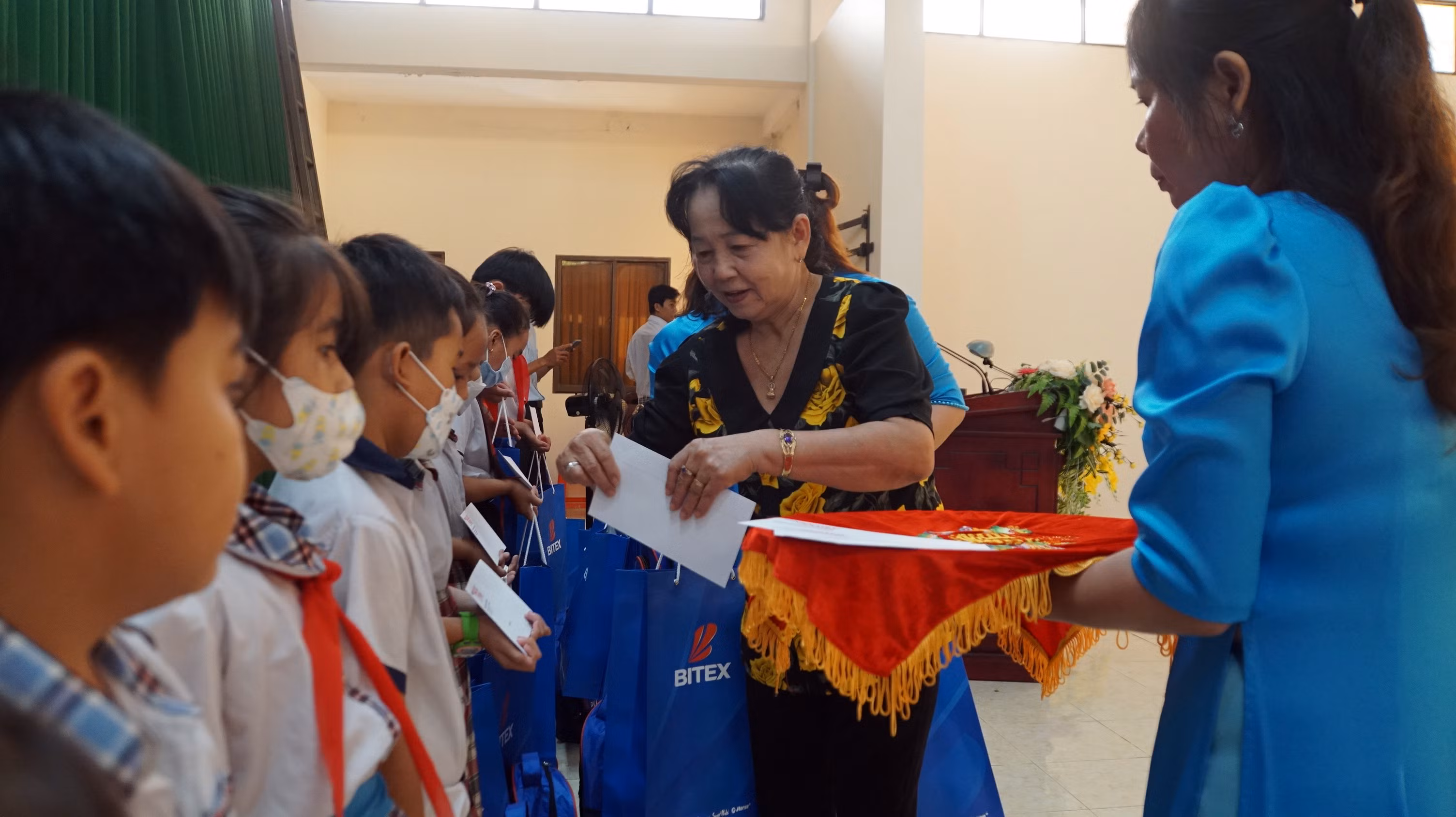 Bà Nguyễn Thị Si, Phó Chủ tịch Hội Khuyến học huyện Ba Tri trao học bổng. Ảnh: Mạnh Tùng