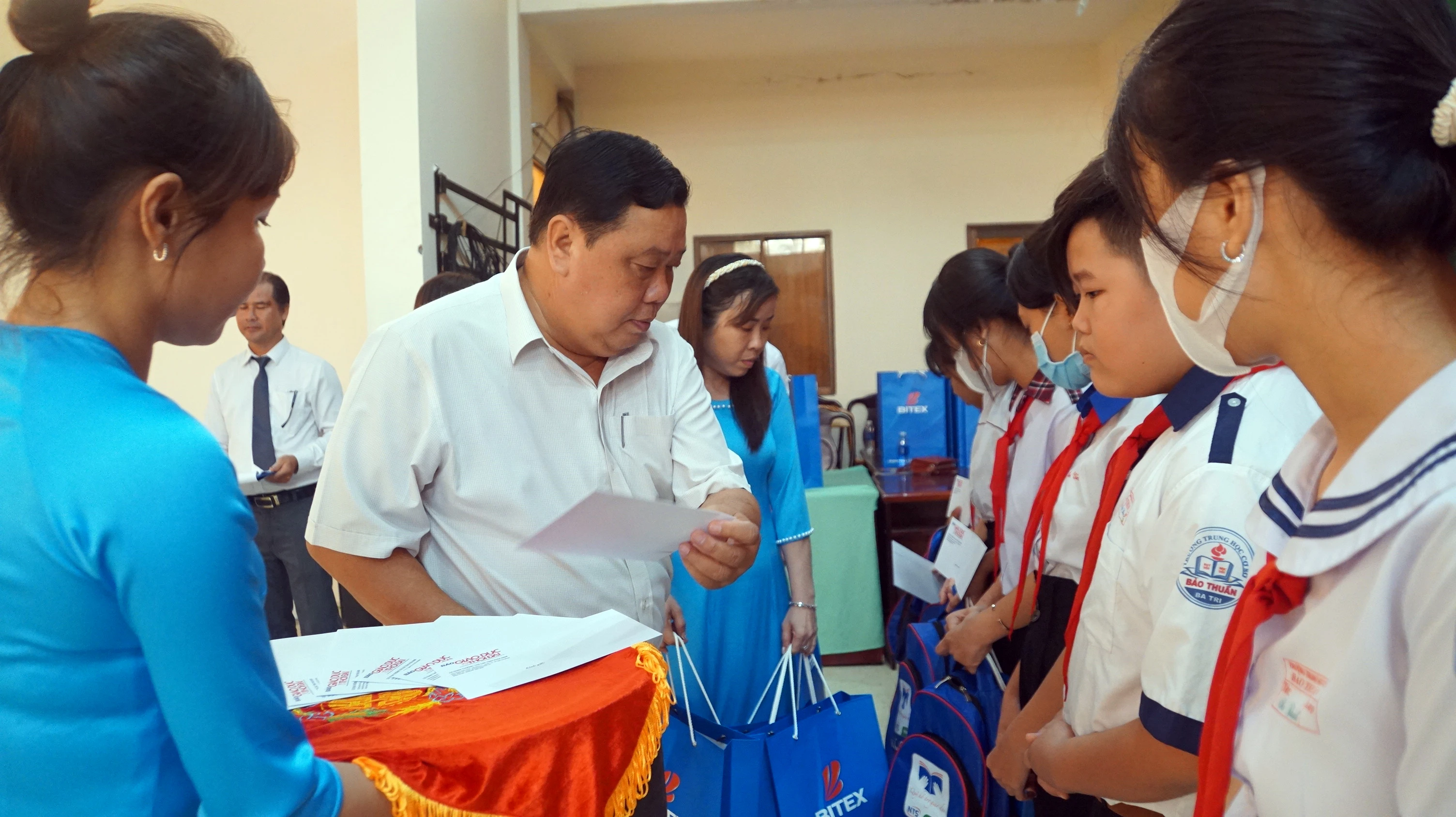 Ông Trần Văn Hoàng, Phó Chủ tịch UBND huyện Ba Tri trao học bổng cho học sinh vượt khó học giỏi. Ảnh: Mạnh Tùng