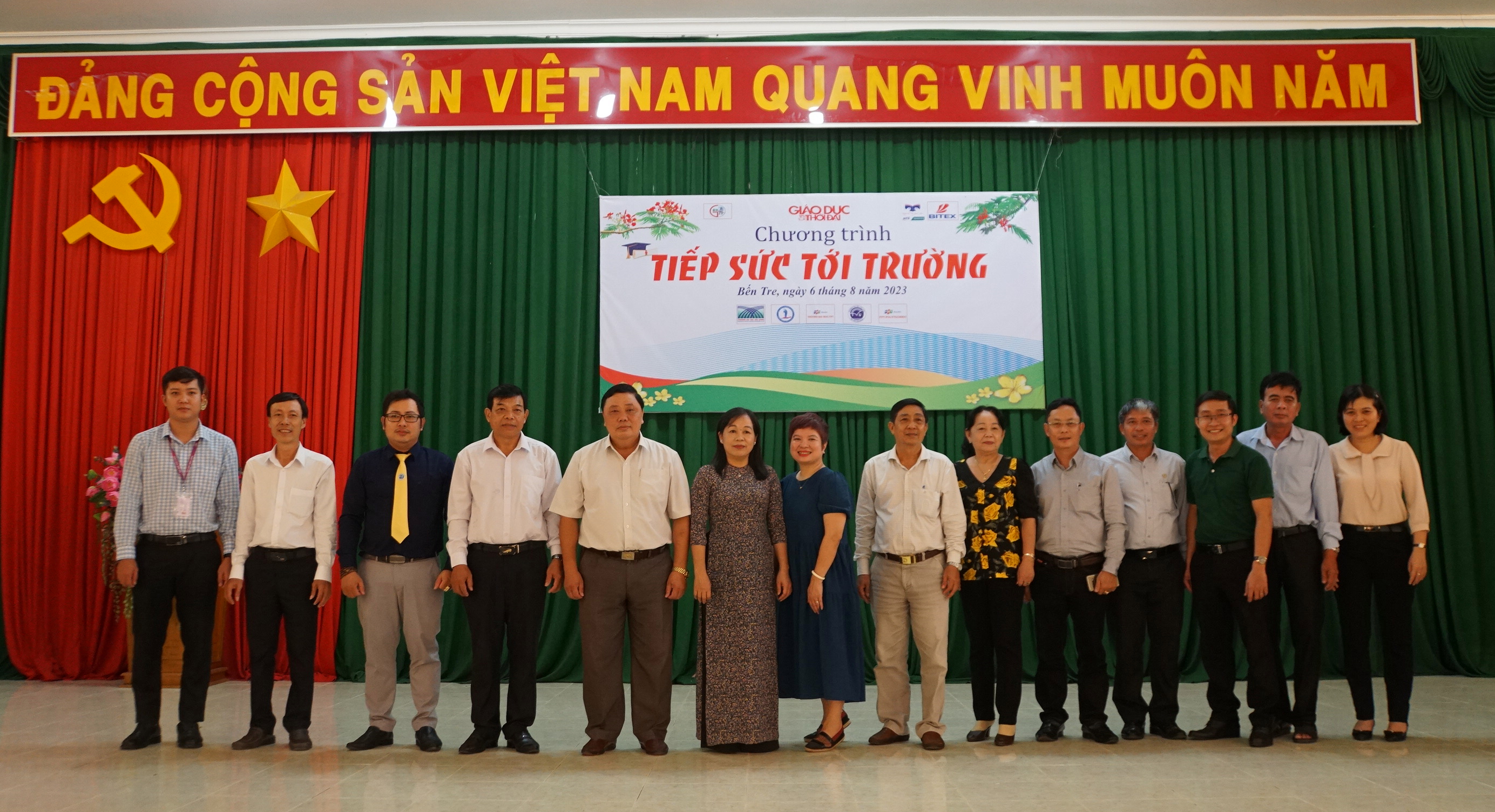 Các đại biểu tham gia chương trình "Tiếp sức đến trường" tại huyện Ba Tri, Bến Tre ngày 6/8. Ảnh: Mạnh Tùng Các đại biểu tham gia chương trình "Tiếp sức đến trường" tại huyện Ba Tri, Bến Tre ngày 6/8. Ảnh: Mạnh Tùng