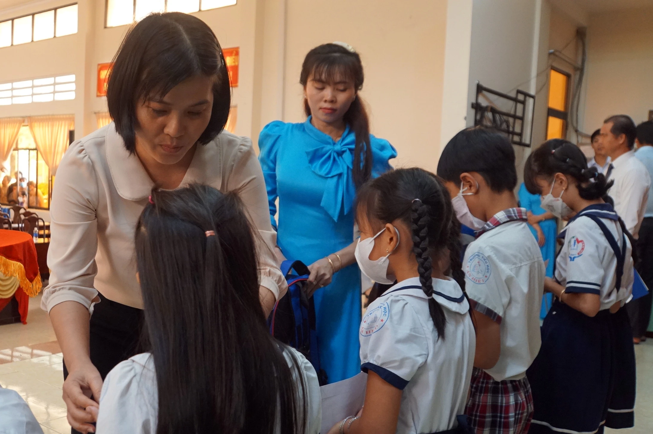 Bà Lê Thị Dung, Phó Chánh Văn phòng, Sở GD&ĐT Bến Tre trao quà cho học sinh. Ảnh: Mạnh Tùng