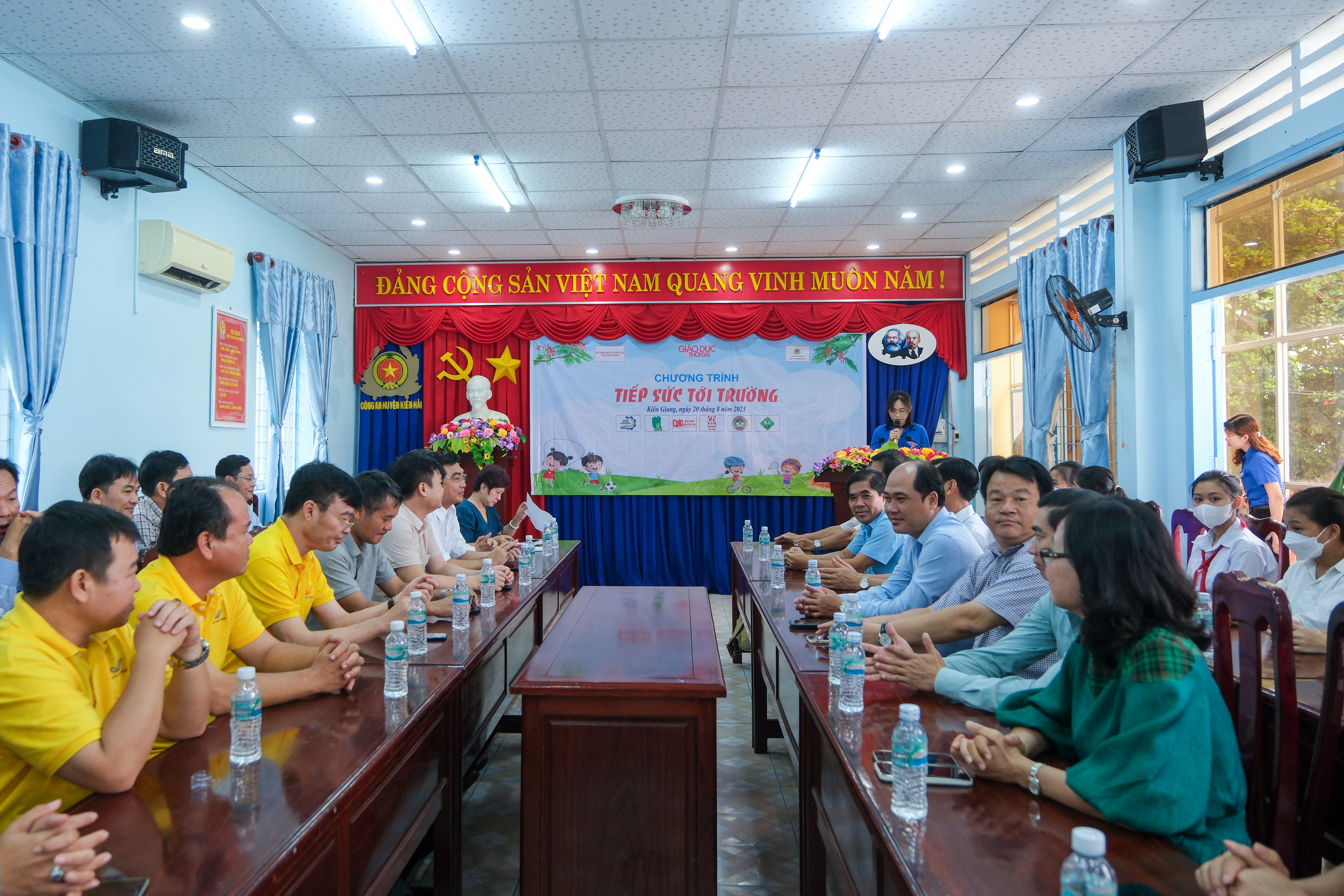 Toàn cảnh chương trình "Tiếp sức đến trường" tại huyện Kiên Hải, Kiên Giang, sáng 20/8. Ảnh: Trường Tiến. Toàn cảnh chương trình "Tiếp sức đến trường" tại huyện Kiên Hải, Kiên Giang, sáng 20/8. Ảnh: Trường Tiến.