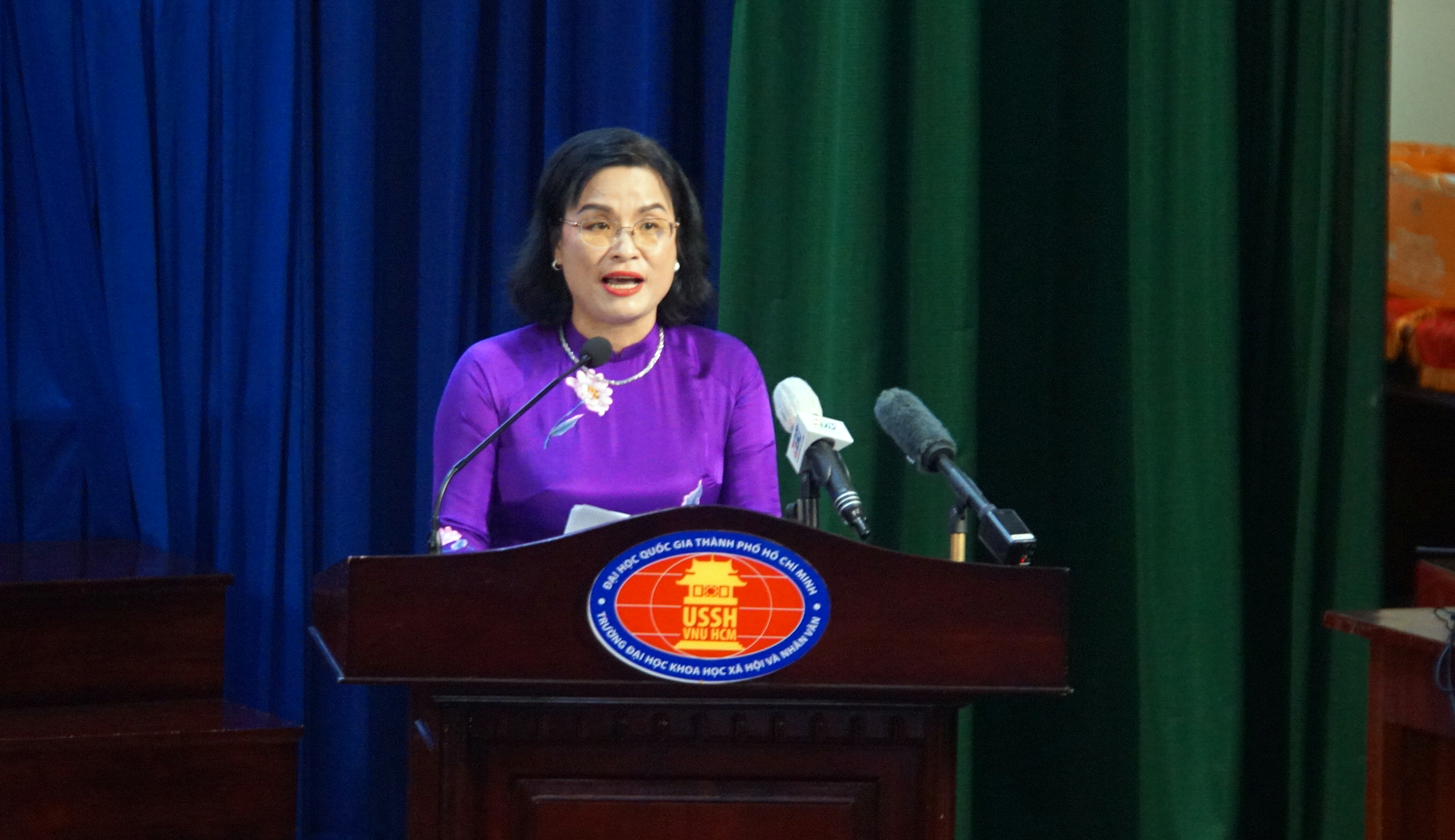 PGS.TS Ngô Thị Phương Lan, Hiệu trưởng Trường Đại học Khoa học Xã hội và Nhân văn báo cáo tại buổi làm việc. Ảnh: Mạnh Tùng PGS.TS Ngô Thị Phương Lan, Hiệu trưởng Trường Đại học Khoa học Xã hội và Nhân văn báo cáo tại buổi làm việc. Ảnh: Mạnh Tùng