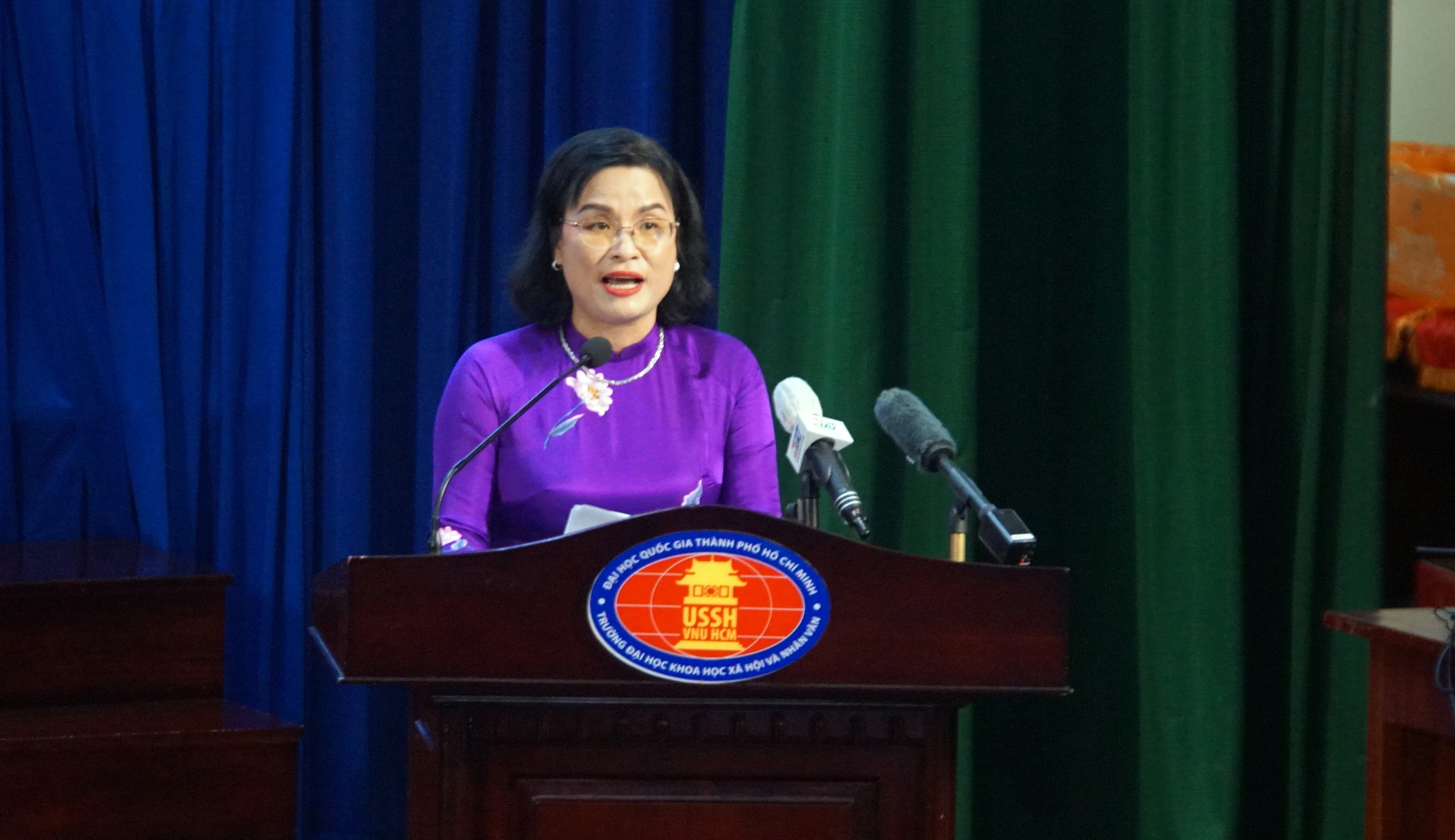 PGS.TS Ngô Thị Phương Lan, Hiệu trưởng Trường Đại học Khoa học Xã hội và Nhân văn báo cáo tại buổi làm việc. Ảnh: Mạnh Tùng