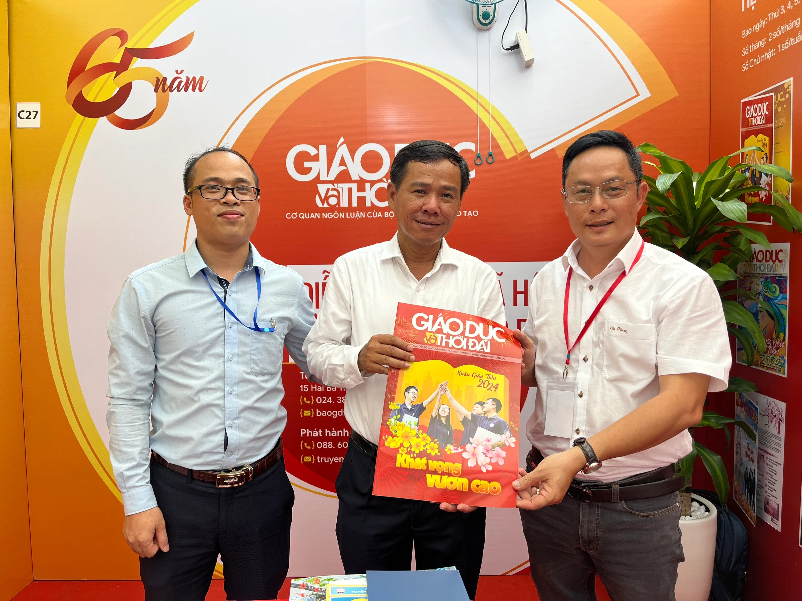 Phó Tổng biên tập Báo Đồng Nai Đinh Kim Tuấn tham quan gian hàng Báo Giáo dục và Thời đại. Ảnh: P.M