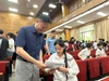 PGS.TS Nguyễn Phong Điền – Phó Giám đốc Đại học Bách khoa Hà Nội trao đổi cùng thí sinh xét tuyển tài năng. Ảnh Ngô Chuyên.