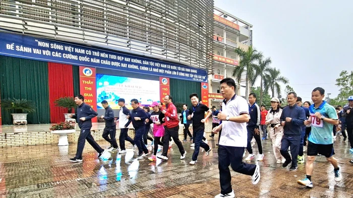 Đại biểu tham gia chạy phát động tại Lễ khai mạc.