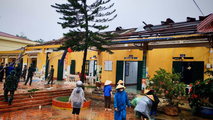 Lực lượng chức năng phối hợp dọn dẹp, sửa chữa, khắc phục hậu quả tại Trường Tiểu học Phú Lạc (Thái Nguyên).