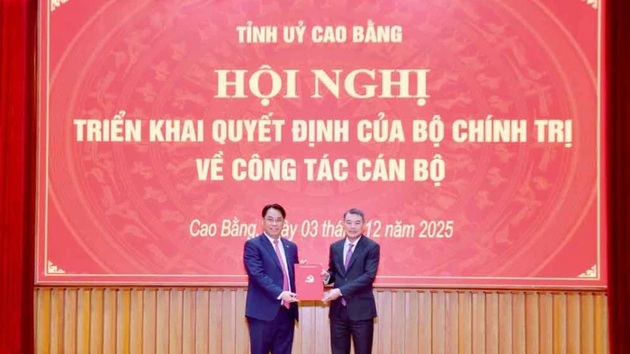 Trưởng Ban Tổ chức Trung ương Lê Minh Hưng trao quyết định cho ông Phan Thăng An, Bí thư Tỉnh ủy Cao Bằng. Ảnh: BCB