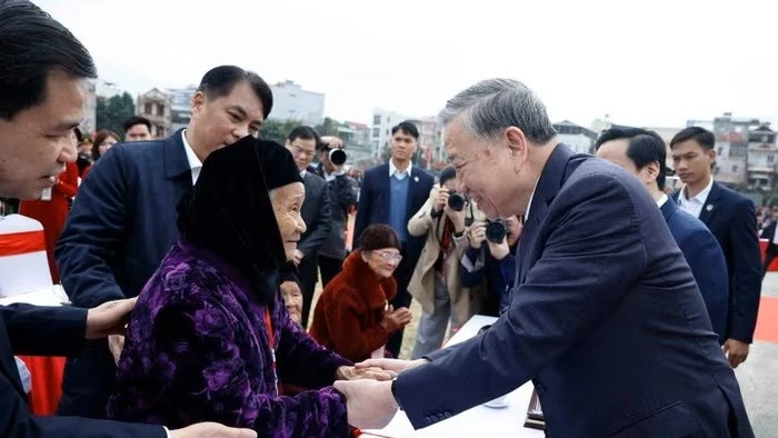 Tổng Bí thư Tô Lâm hỏi thăm nhân dân các dân tộc tỉnh Cao Bằng. (Ảnh: Thống Nhất/TTXVN)