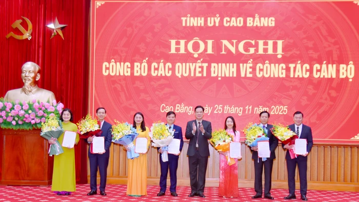 Phó Bí thư Tỉnh ủy Cao Bằng Vũ Hồng Quang trao quyết định và tặng hoa các cán bộ nhận nhiệm vụ mới. Ảnh: V.T