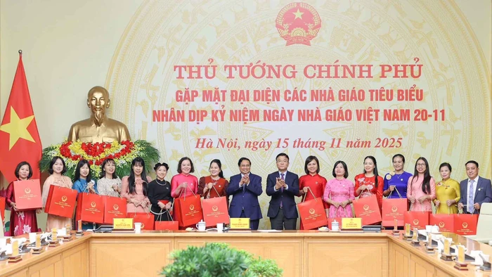 Cô giáo Trần Thị Thoan (thứ 7 từ phải sang) được Thủ tướng Chính phủ Phạm Minh Chính gặp mặt, biểu dương nhân dịp kỷ niệm Ngày Nhà giáo Việt Nam 20/11 năm nay.