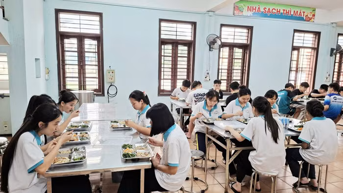 Bữa ăn đảm bảo, chất lượng tại bếp ăn Trường Phổ thông Dân tộc nội trú THPT số 1 Thái Nguyên.
