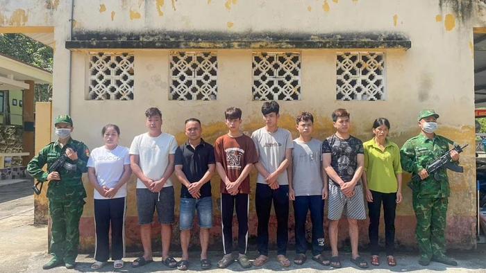 Các đối tượng trong đường dây tổ chức, môi giới cho người nước ngoài nhập cảnh trái phép bị bắt giữ tại Đồn Biên phòng Đàm Thủy. Ảnh: H.D