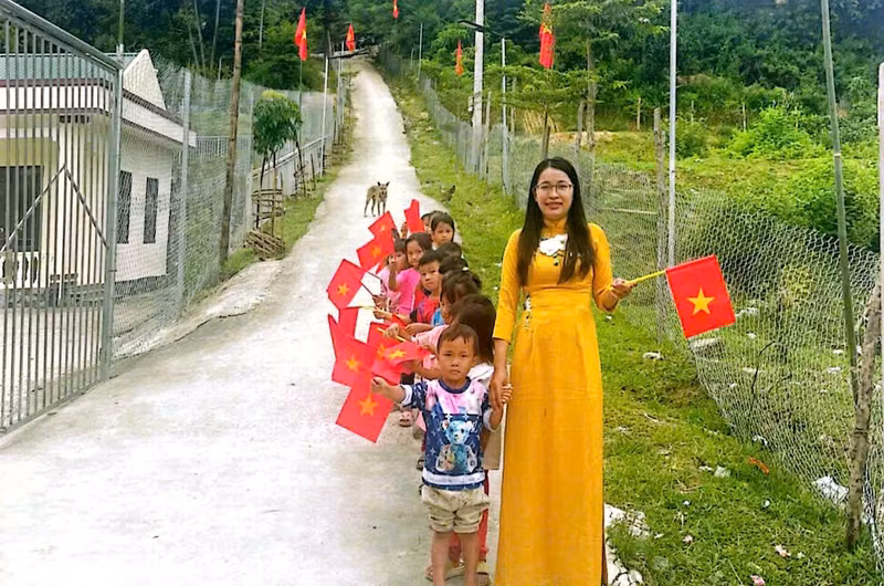 Cô giáo Trường Tiểu học Trung Lý 2 đón học sinh ở điểm lẻ Tà Cóm. 8.jpg