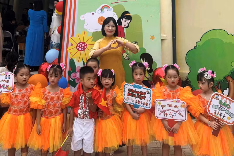 Cô và các bé ở Trường Mầm non Tam Chung trong buổi Lễ khai giảng năm học mới. 7.jpg