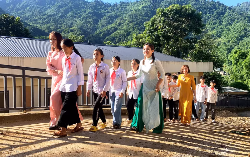 Cô giáo đón học trò ở Trường PTDTBT-THCS Trung Lý. 9.jpg